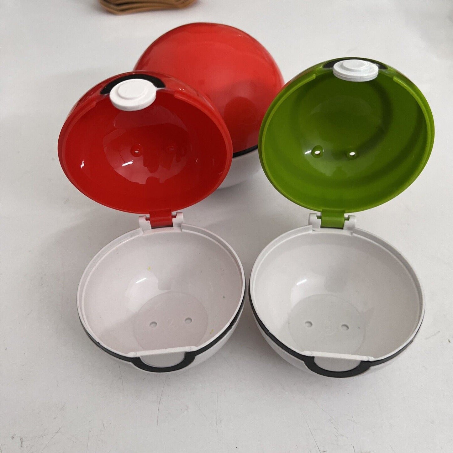 Pokemon Trainer Guess Goliath NL-8051 2017 & 2 Pokemon Ball