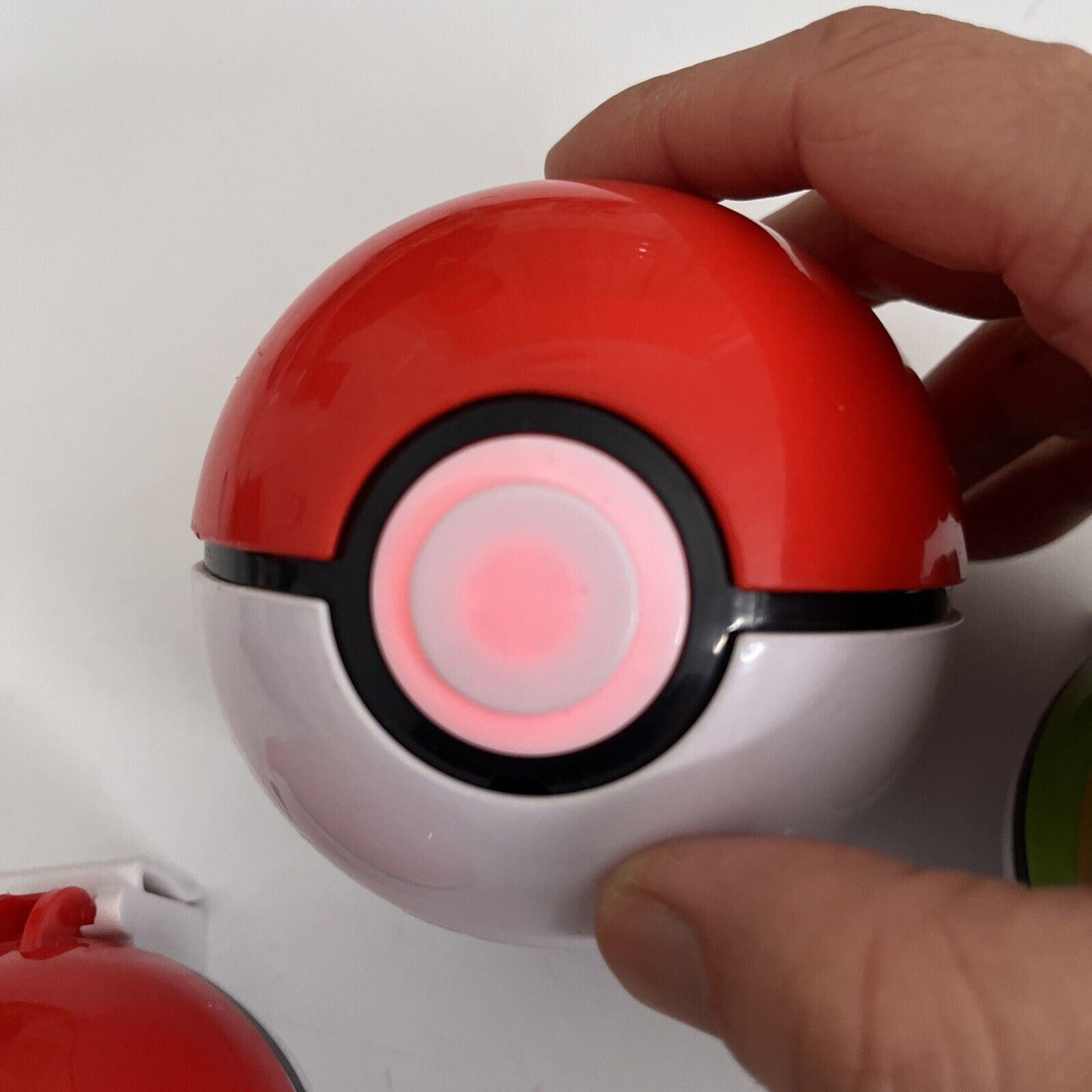 Pokemon Trainer Guess Goliath NL-8051 2017 & 2 Pokemon Ball