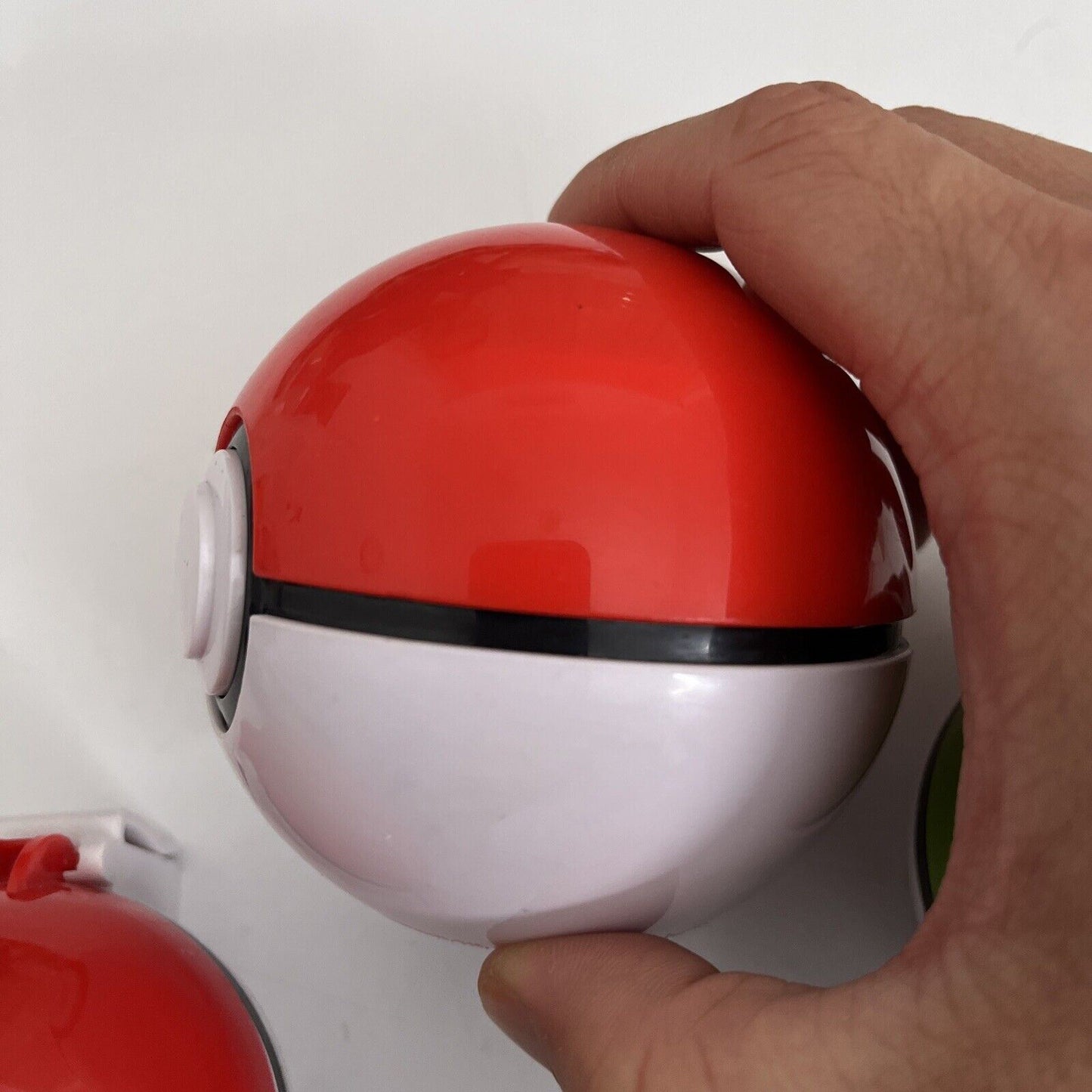 Pokemon Trainer Guess Goliath NL-8051 2017 & 2 Pokemon Ball
