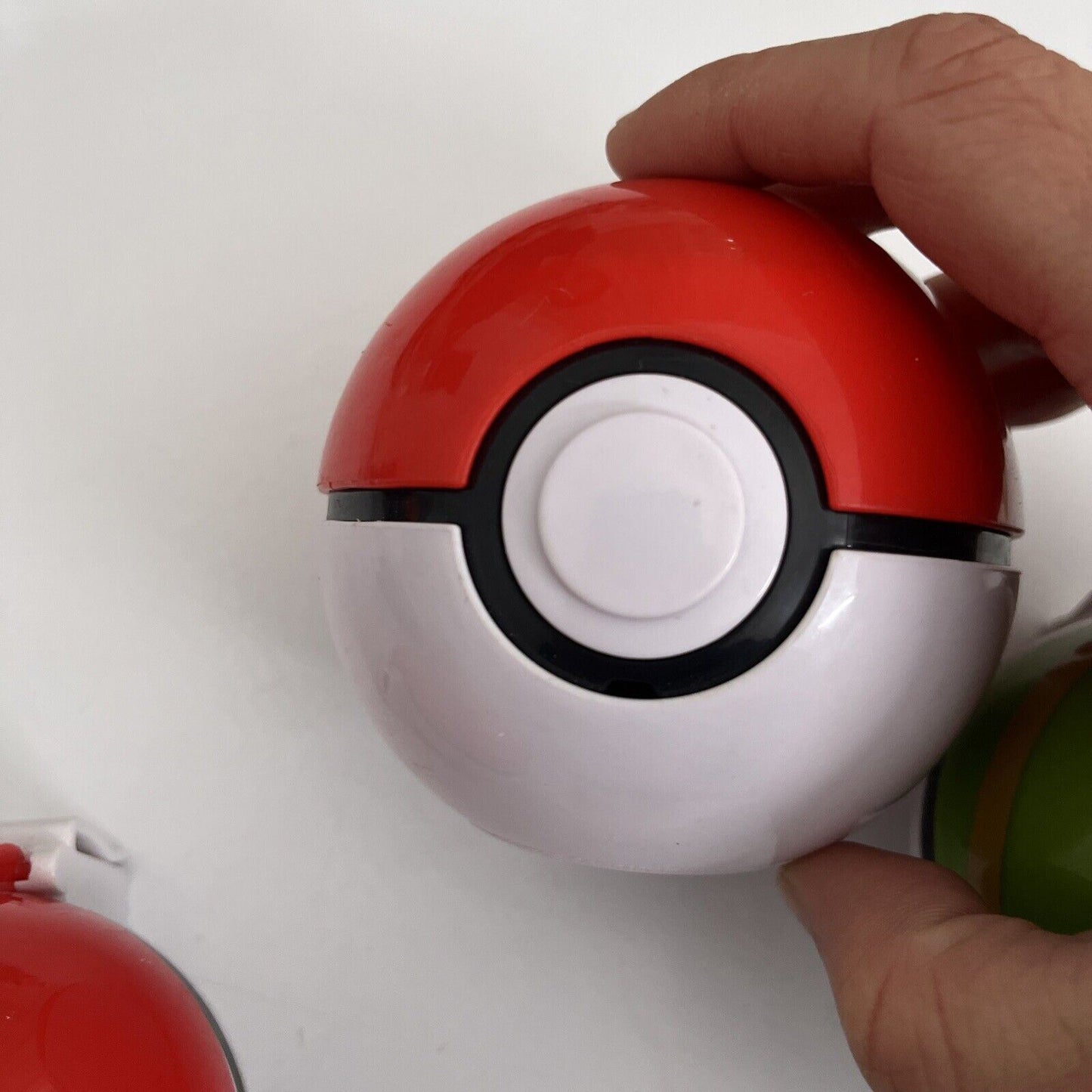 Pokemon Trainer Guess Goliath NL-8051 2017 & 2 Pokemon Ball