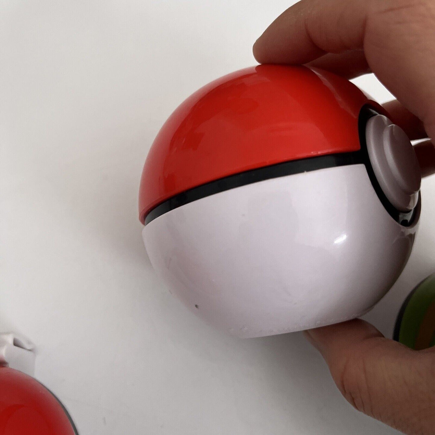 Pokemon Trainer Guess Goliath NL-8051 2017 & 2 Pokemon Ball