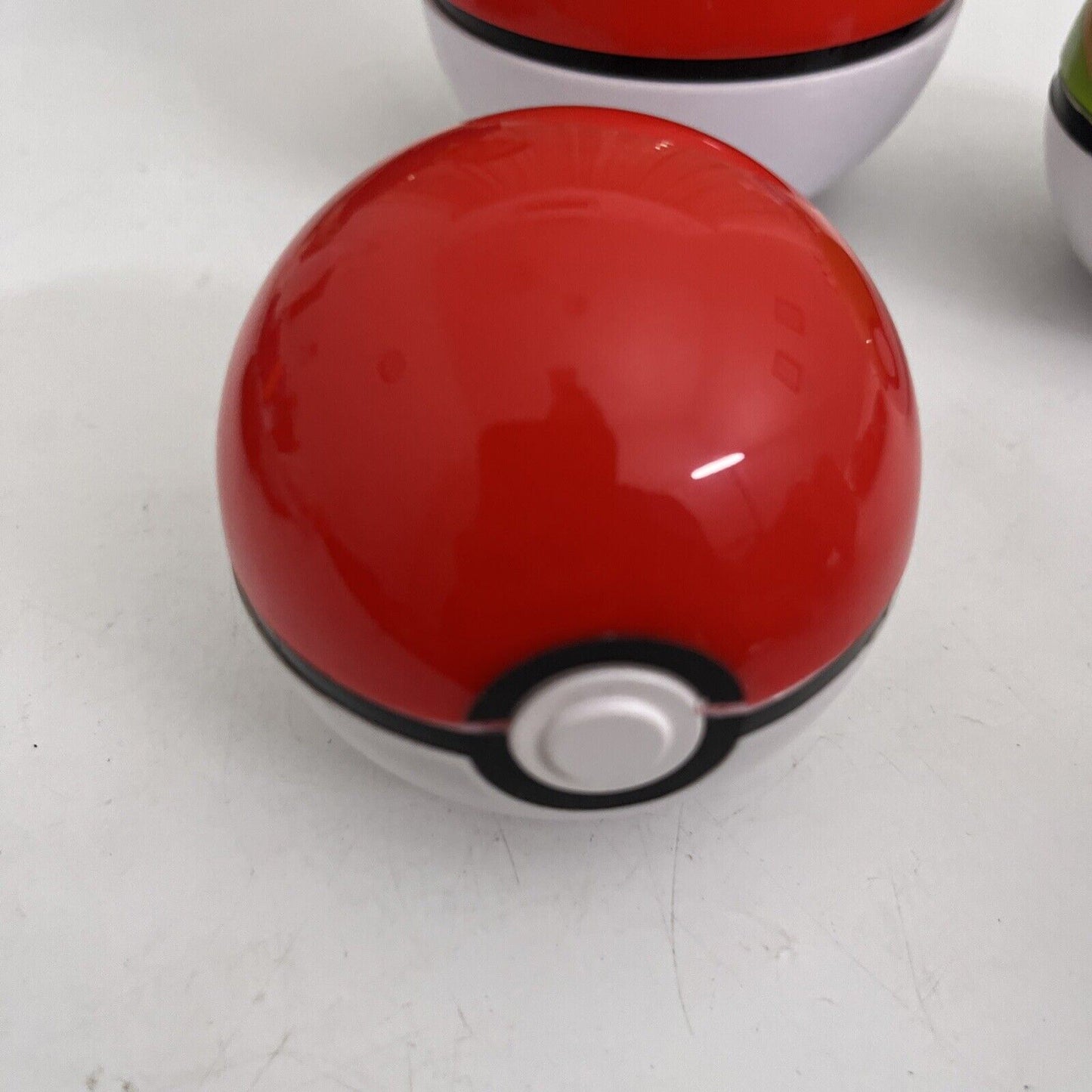 Pokemon Trainer Guess Goliath NL-8051 2017 & 2 Pokemon Ball