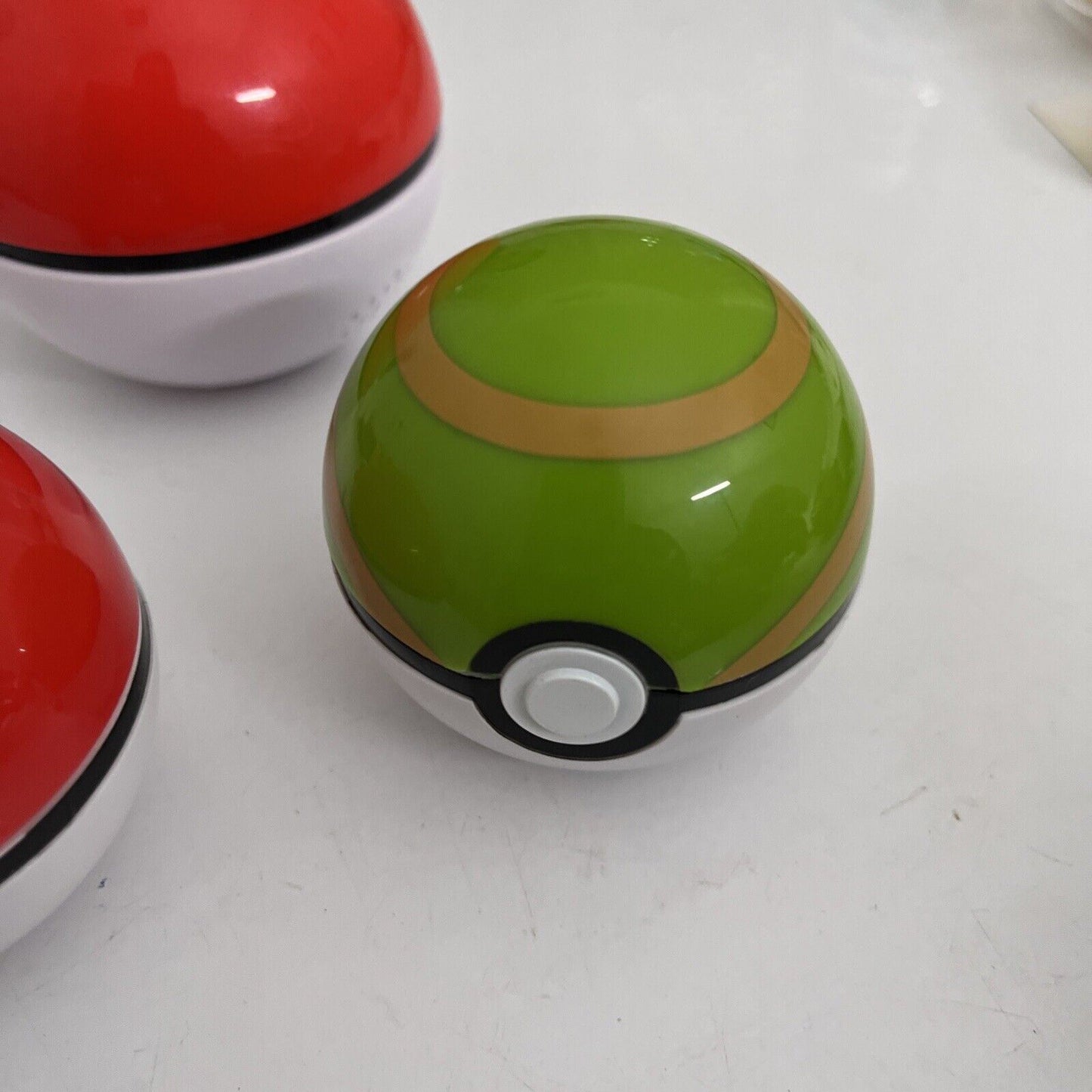 Pokemon Trainer Guess Goliath NL-8051 2017 & 2 Pokemon Ball
