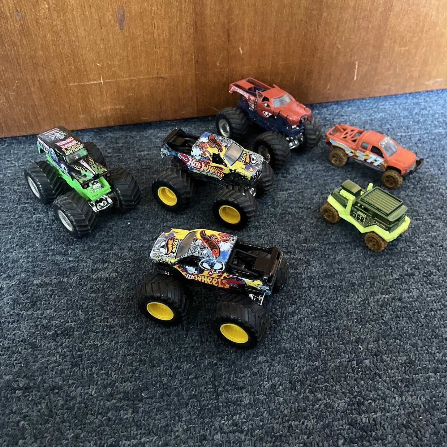 6x Mattel Hot Wheels: 4x Monster Trucks & 2x Cars Grave Digger