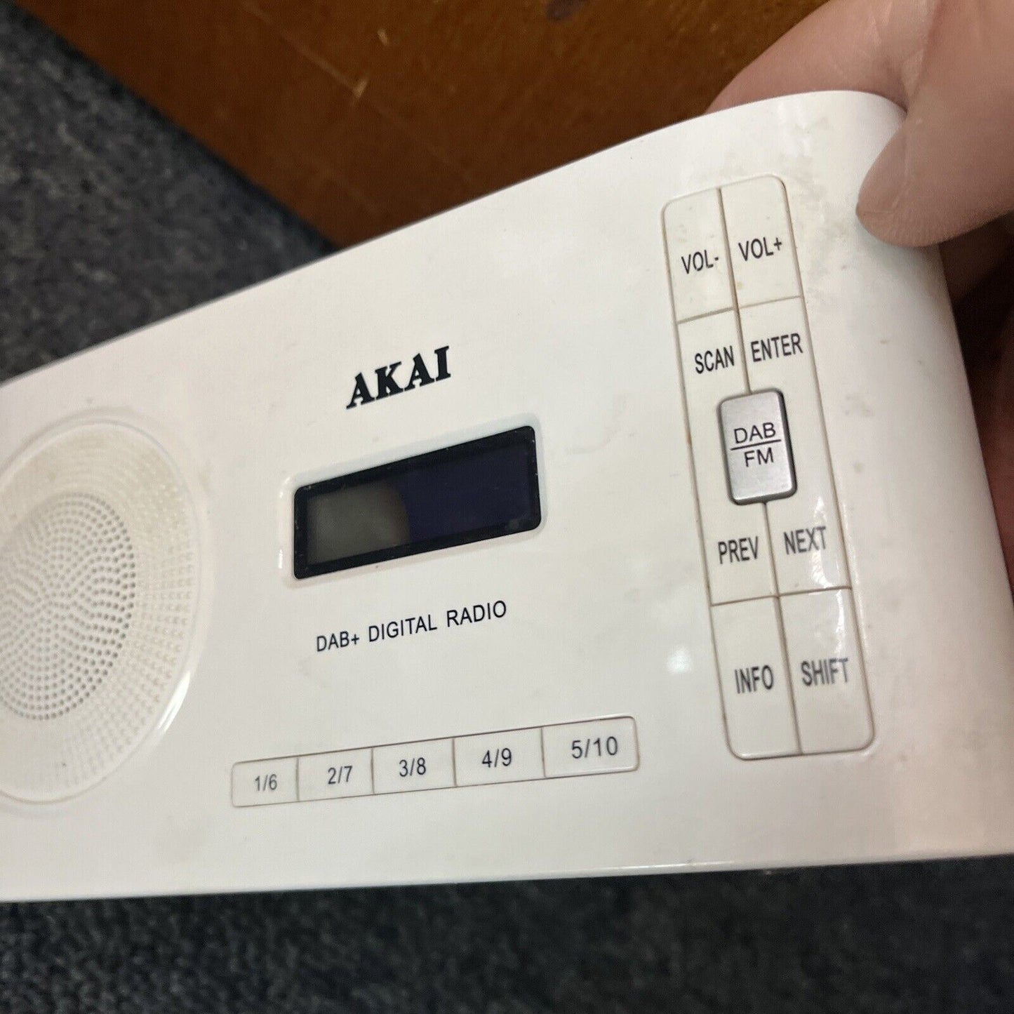 Akai ADAB100 DAB+ Digital Radio *working but LCD broken & missing battery cover*