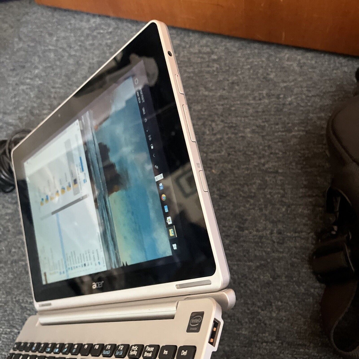 Acer Aspire Switch 10.1" RMN-poyay 2gb RAM 500gb SDD Touchscreen Belkin Case