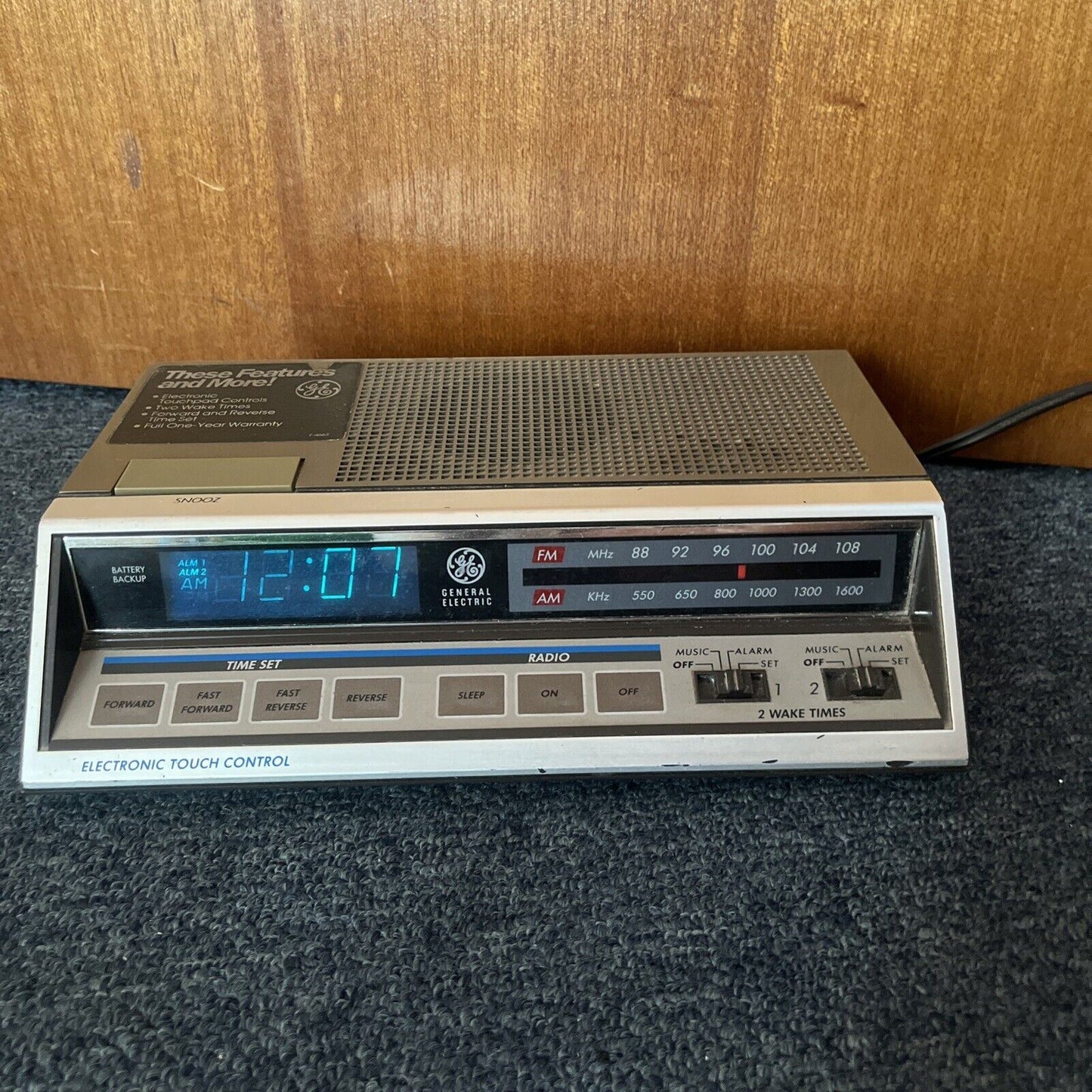 Vintage General Electric GE Alarm Clock Radio FM/AM EA7-4663A
