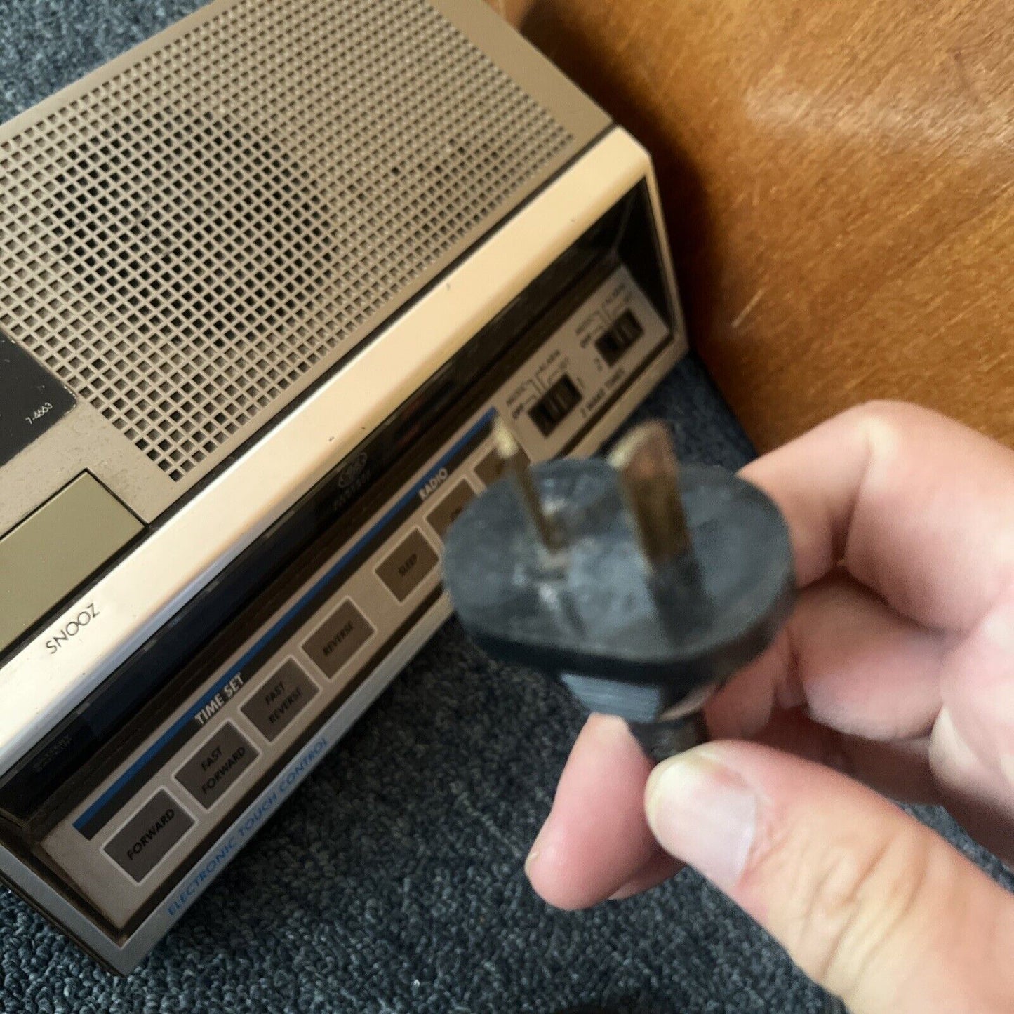Vintage General Electric GE Alarm Clock Radio FM/AM EA7-4663A