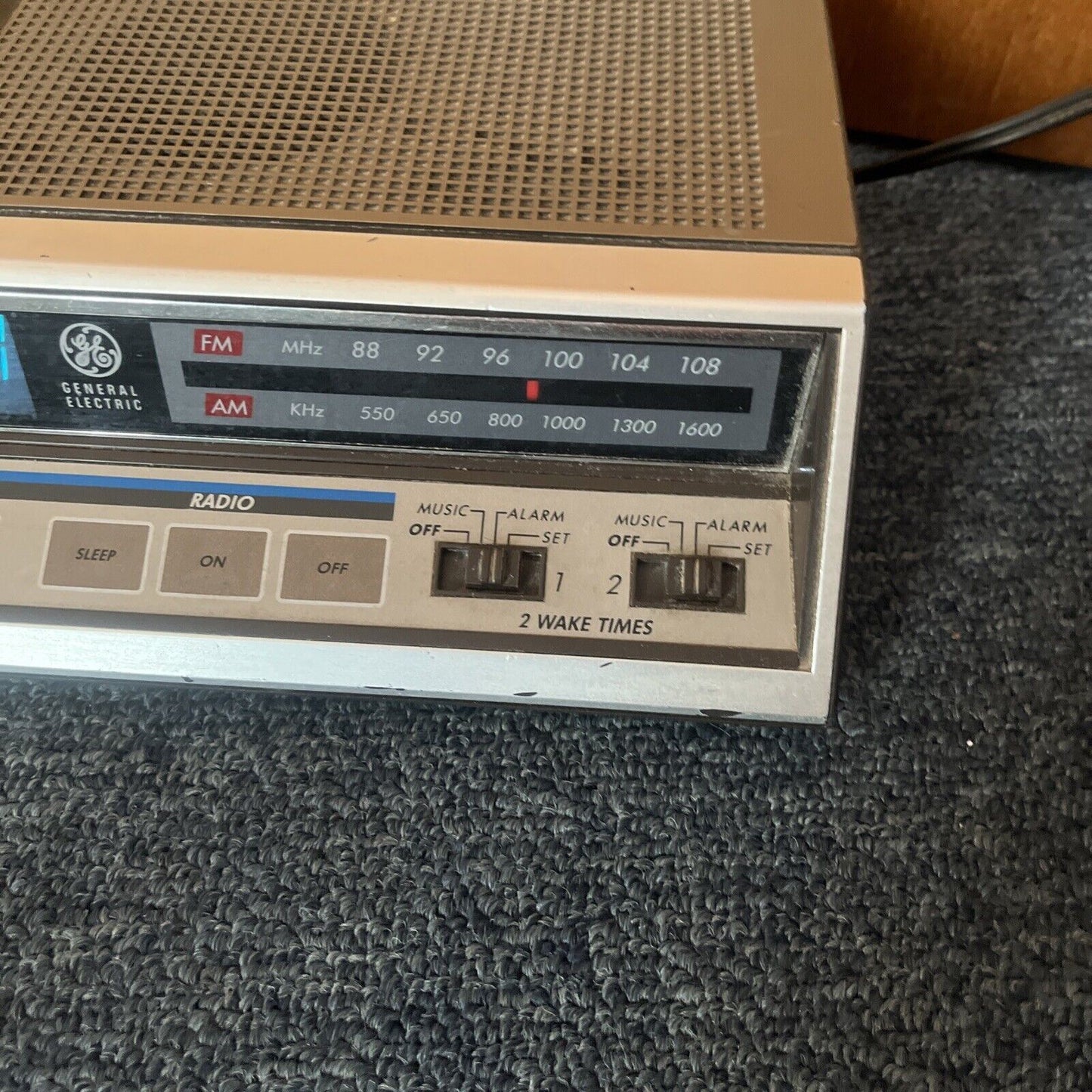 Vintage General Electric GE Alarm Clock Radio FM/AM EA7-4663A