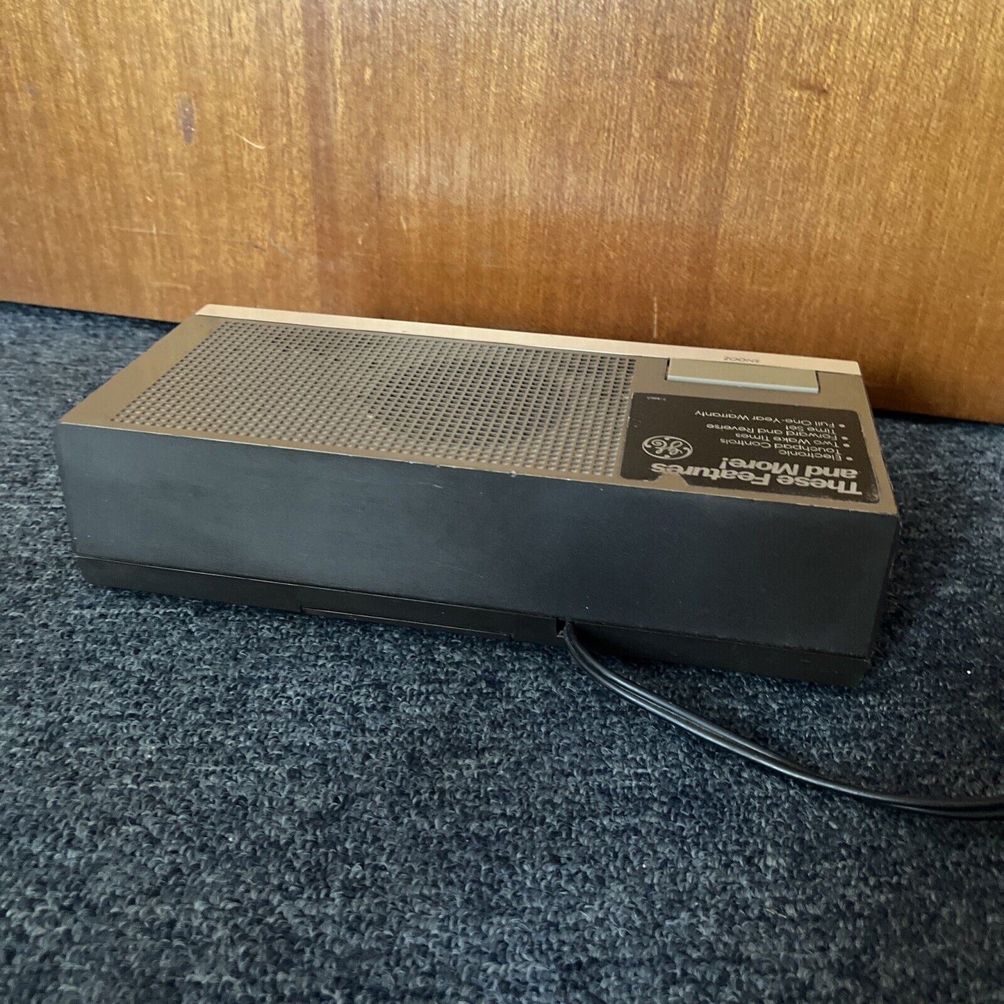 Vintage General Electric GE Alarm Clock Radio FM/AM EA7-4663A