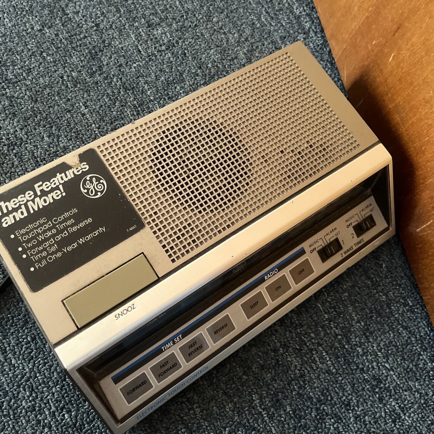 Vintage General Electric GE Alarm Clock Radio FM/AM EA7-4663A