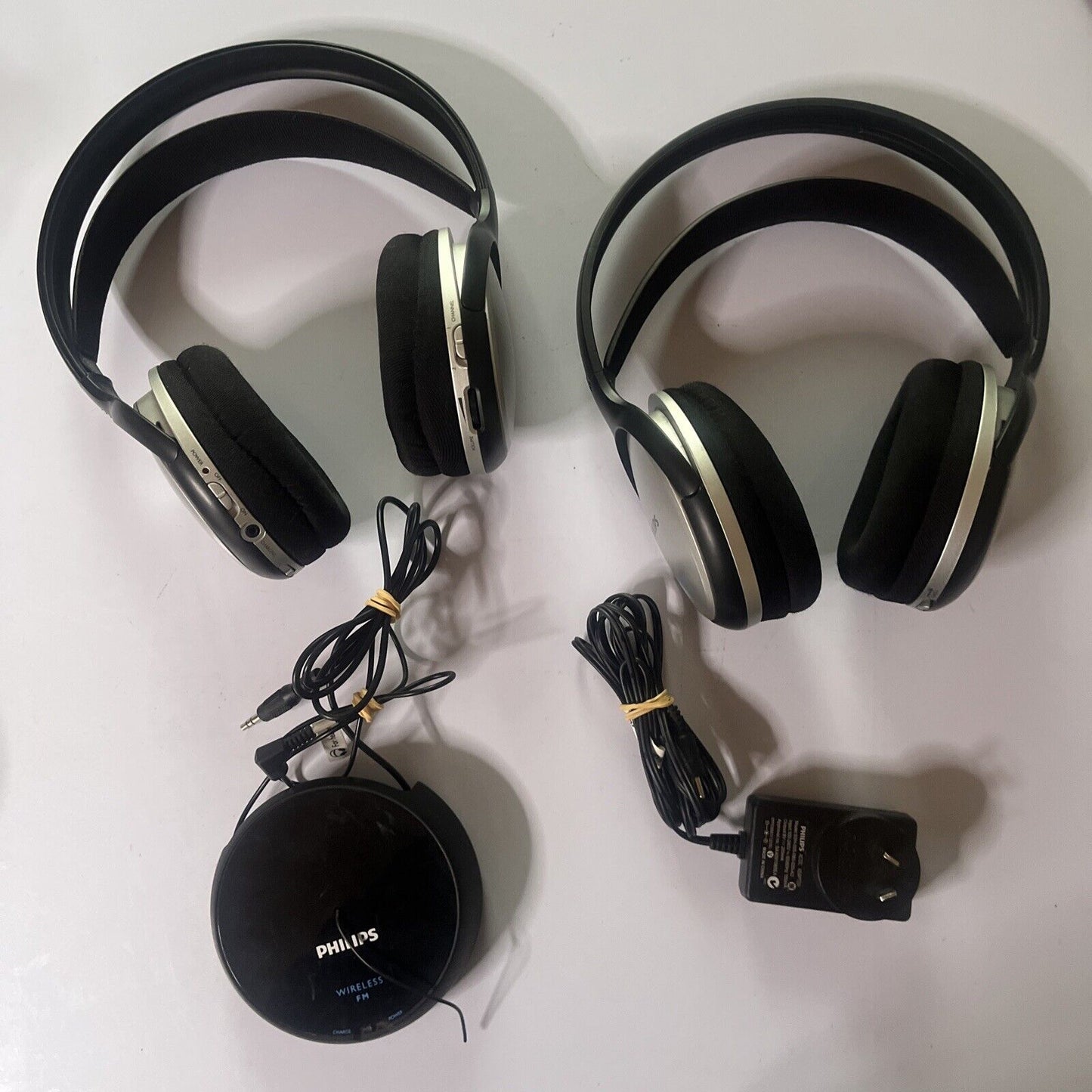 Philips 2x Headphones FM Wireless Transmission SHC5102/79 Rechargable