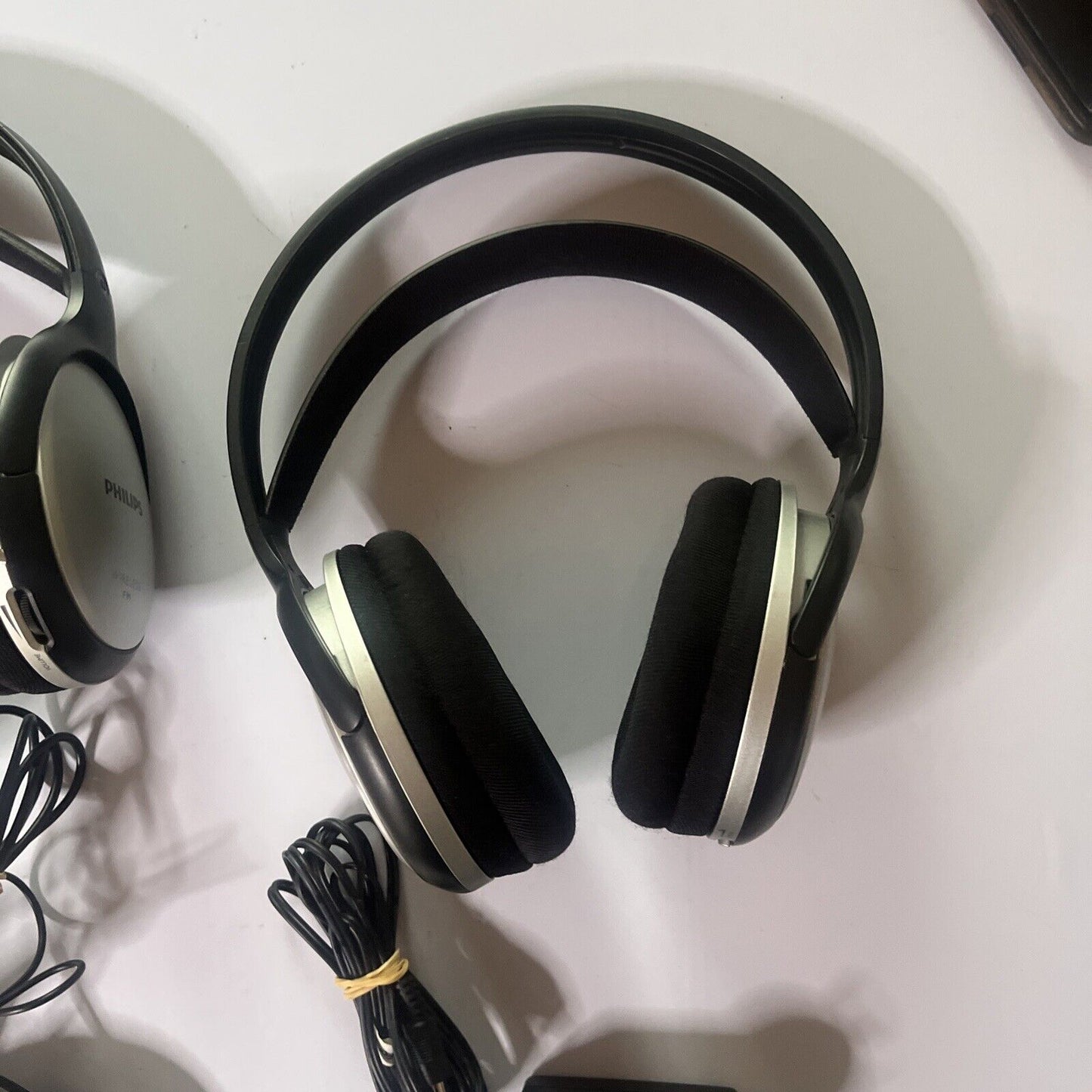 Philips 2x Headphones FM Wireless Transmission SHC5102/79 Rechargable