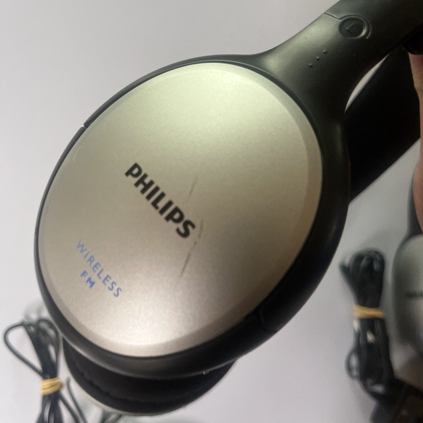 Philips 2x Headphones FM Wireless Transmission SHC5102/79 Rechargable
