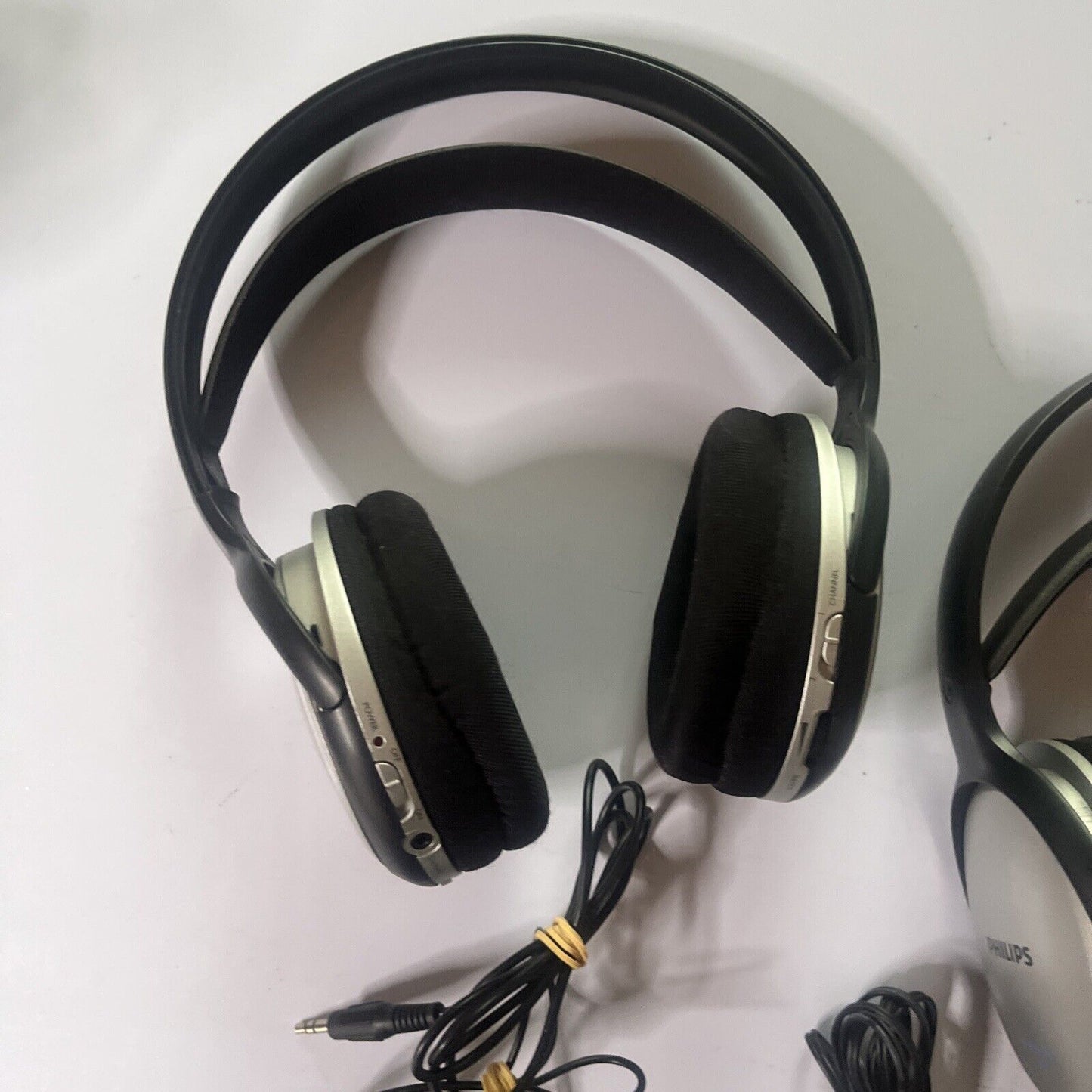 Philips 2x Headphones FM Wireless Transmission SHC5102/79 Rechargable