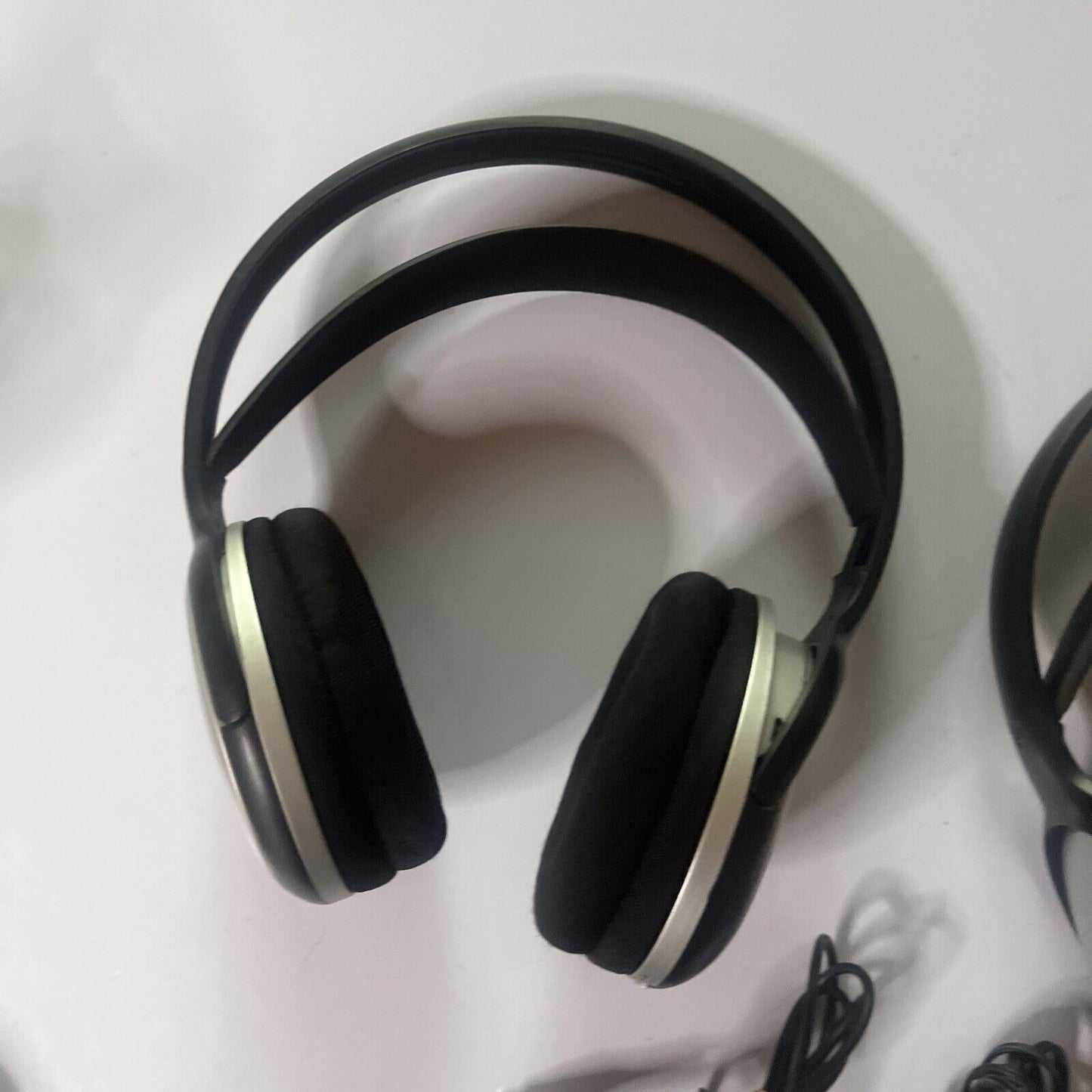 Philips 2x Headphones FM Wireless Transmission SHC5102/79 Rechargable
