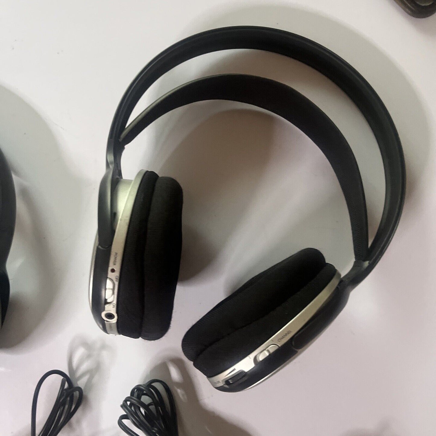 Philips 2x Headphones FM Wireless Transmission SHC5102/79 Rechargable