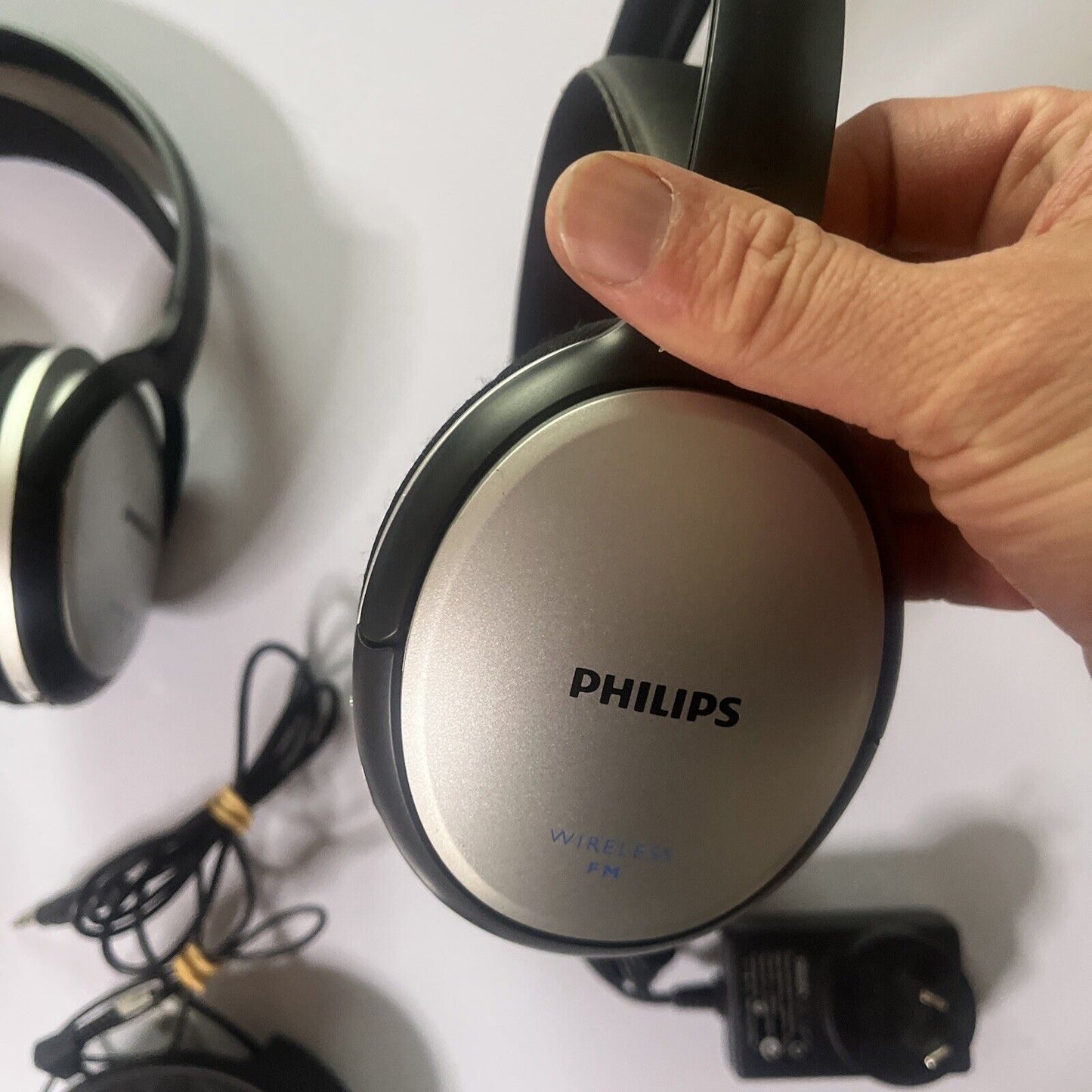 Philips 2x Headphones FM Wireless Transmission SHC5102/79 Rechargable