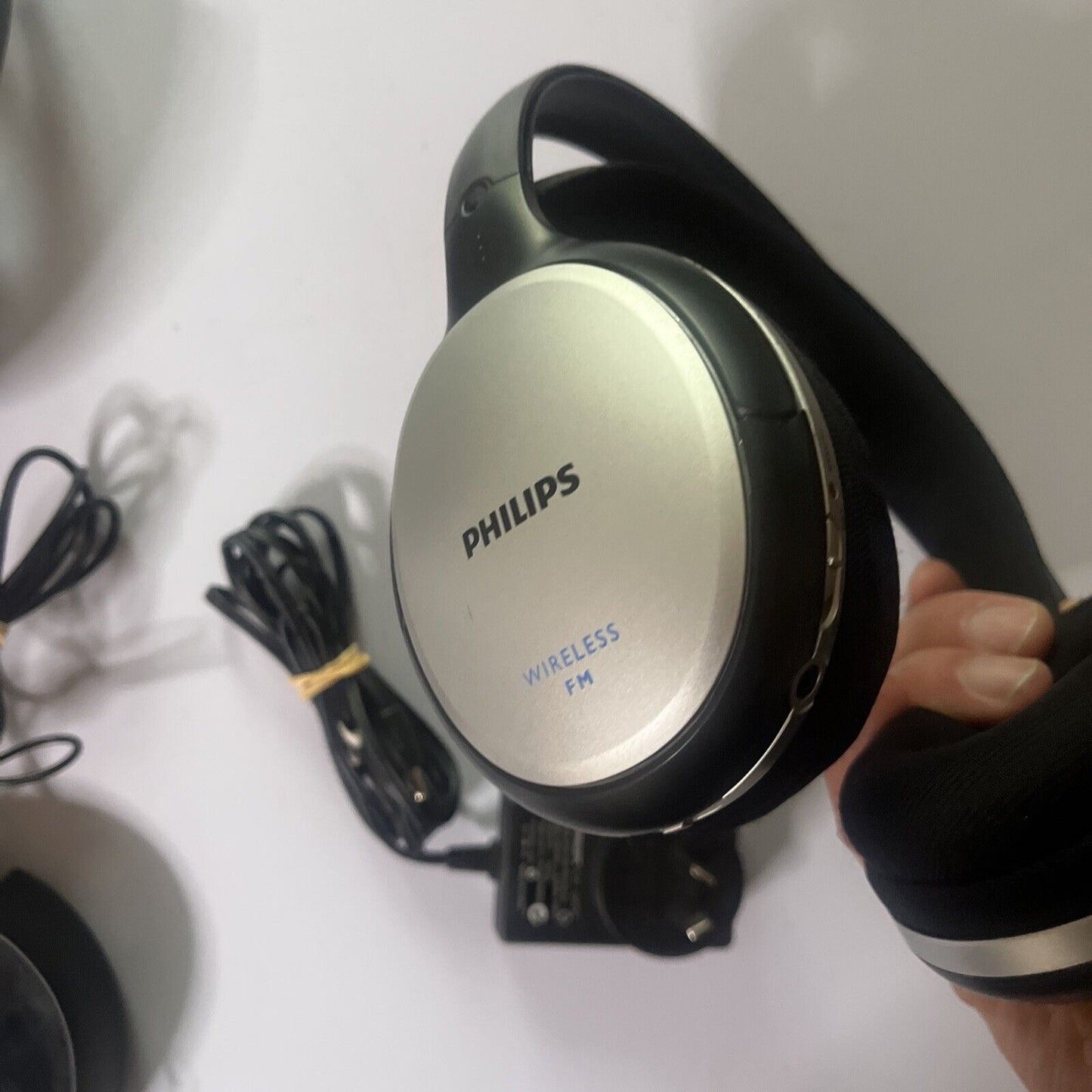 Philips 2x Headphones FM Wireless Transmission SHC5102/79 Rechargable