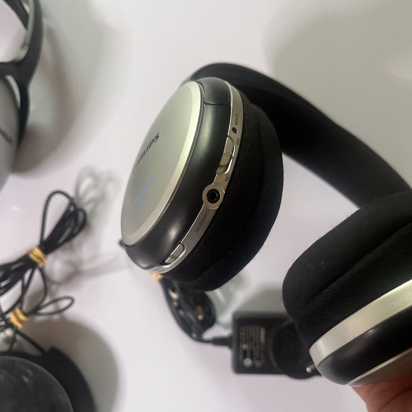 Philips 2x Headphones FM Wireless Transmission SHC5102/79 Rechargable