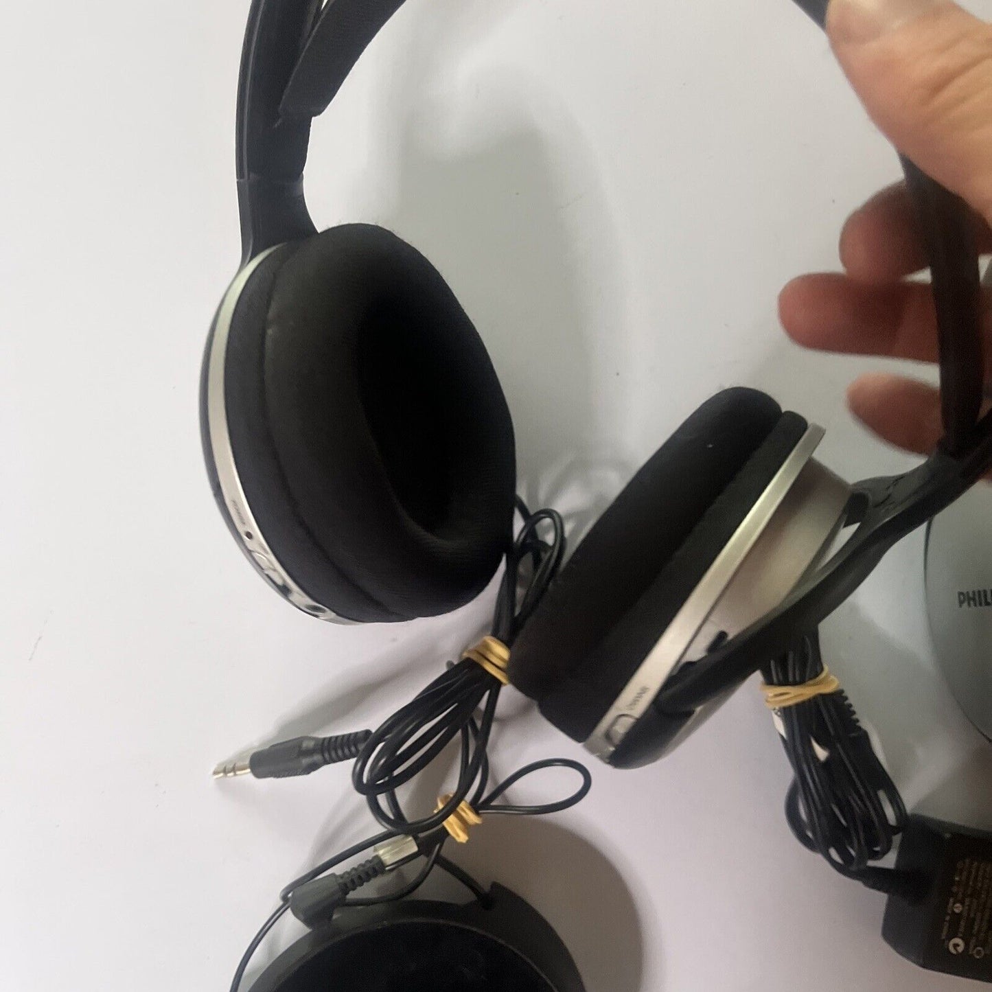 Philips 2x Headphones FM Wireless Transmission SHC5102/79 Rechargable
