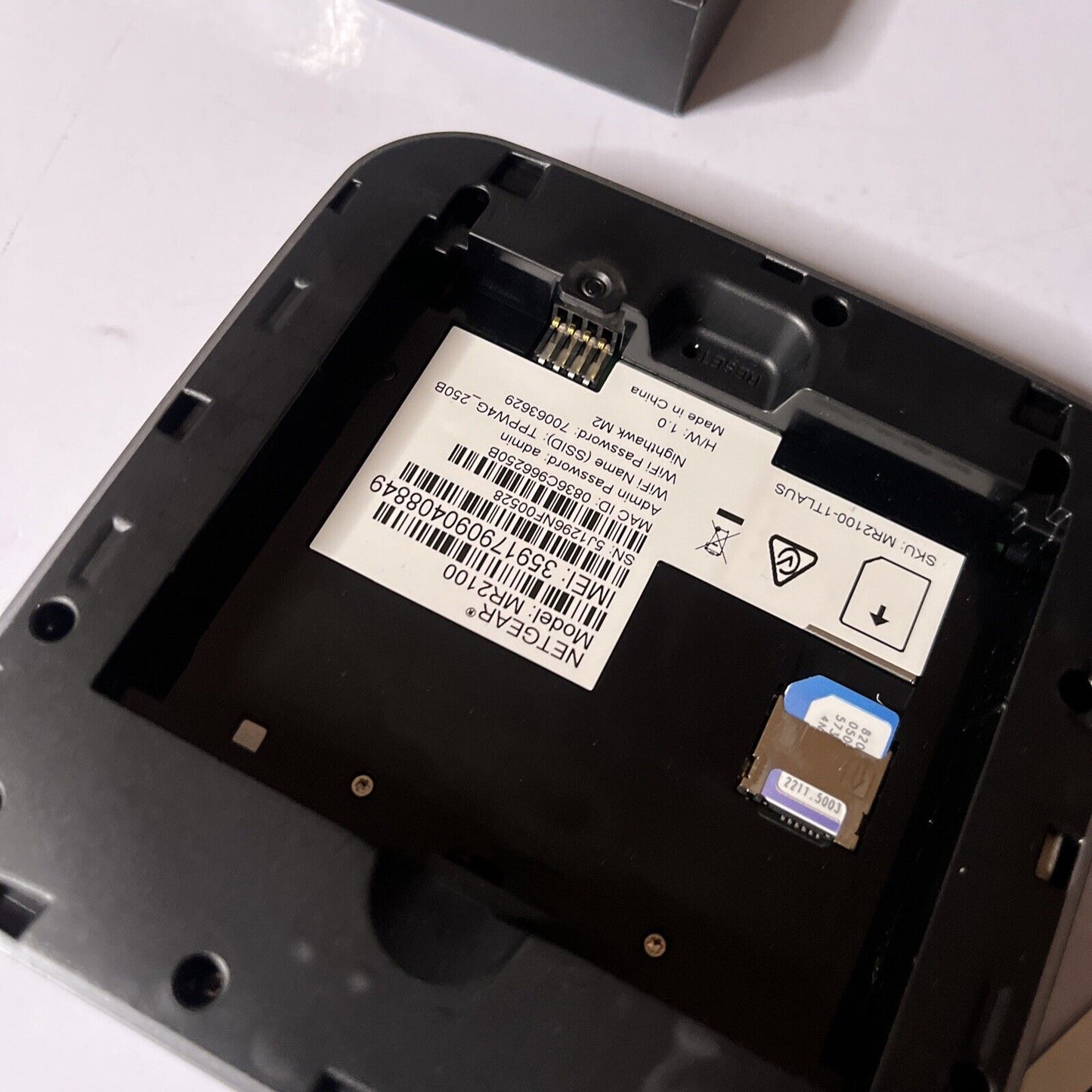 NETGEAR MR2100 Nighthawk M2 LTE Gigabit Mobile Router Black *Telstra Locked*