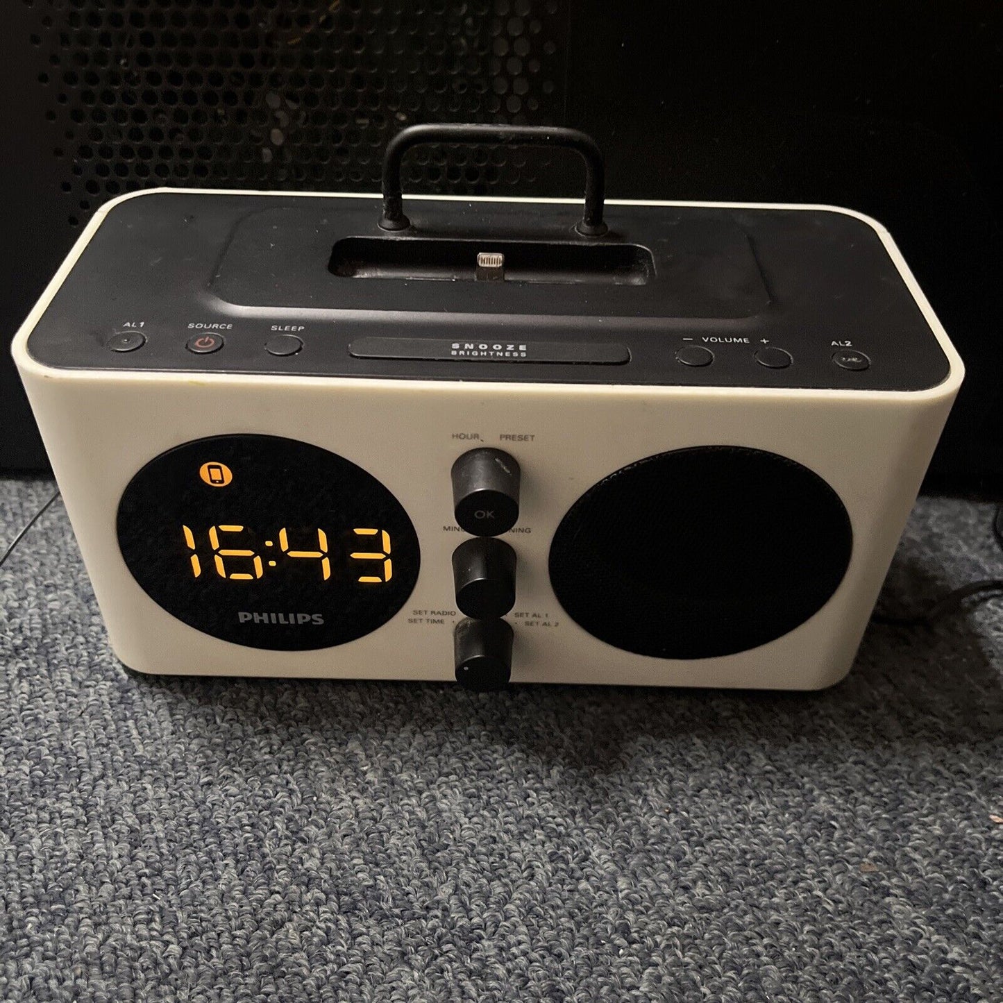 Philips AJ6200D/98 Alarm Clock FM Radio Lightning iPhone Dock