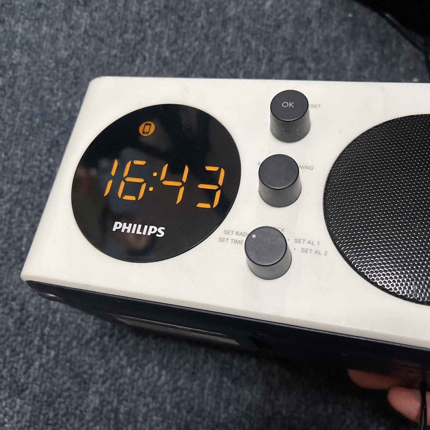 Philips AJ6200D/98 Alarm Clock FM Radio Lightning iPhone Dock
