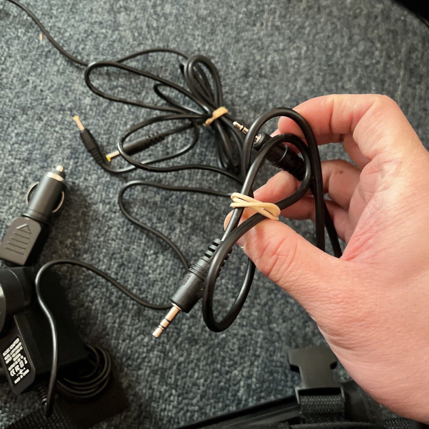 Laser 7" Dual Screen Portable DVD Player Plays All Regions DVD-PORT7-DUALB