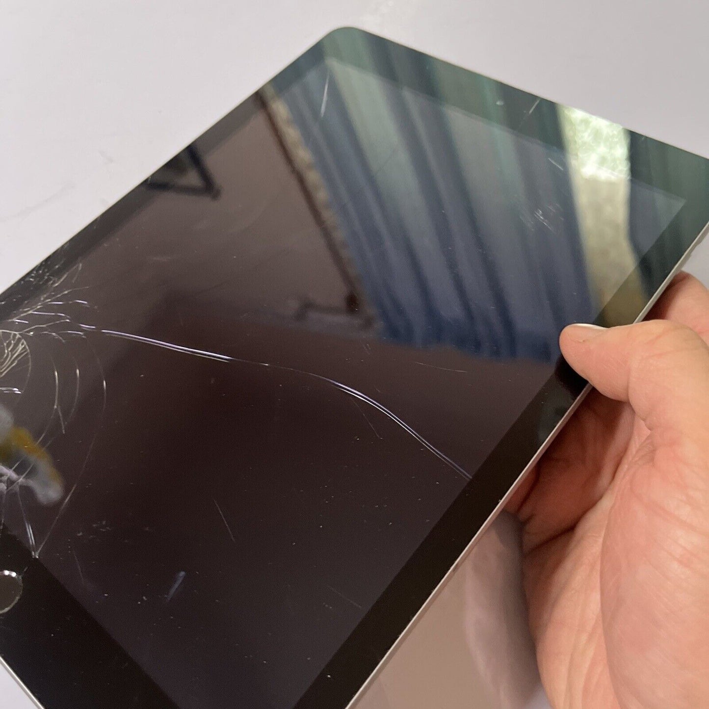 iPad (5th generation) Wi-Fi 128GB Space Gray A1822 *For Parts Or Repair*