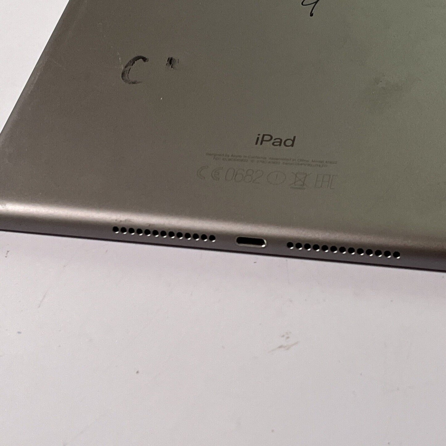 iPad (5th generation) Wi-Fi 128GB Space Gray A1822 *For Parts Or Repair*