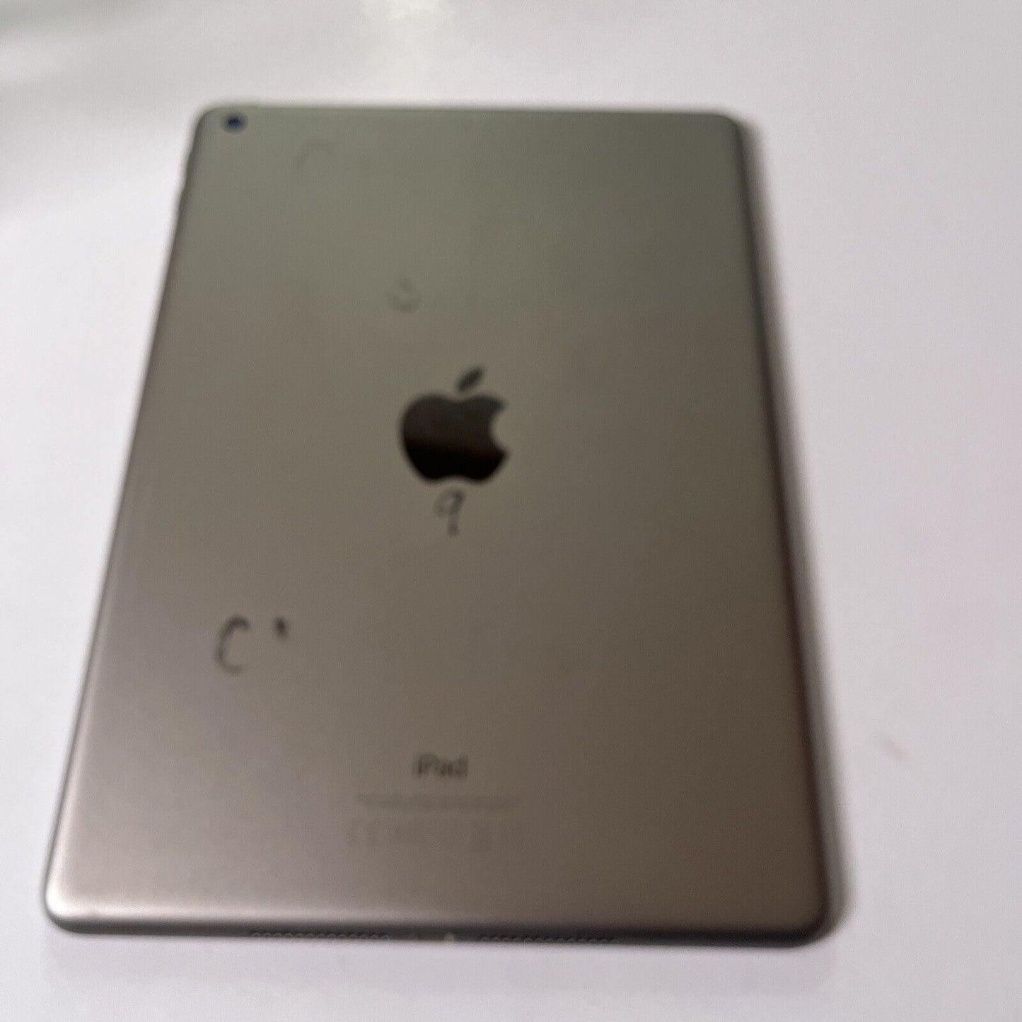iPad (5th generation) Wi-Fi 128GB Space Gray A1822 *For Parts Or Repair*