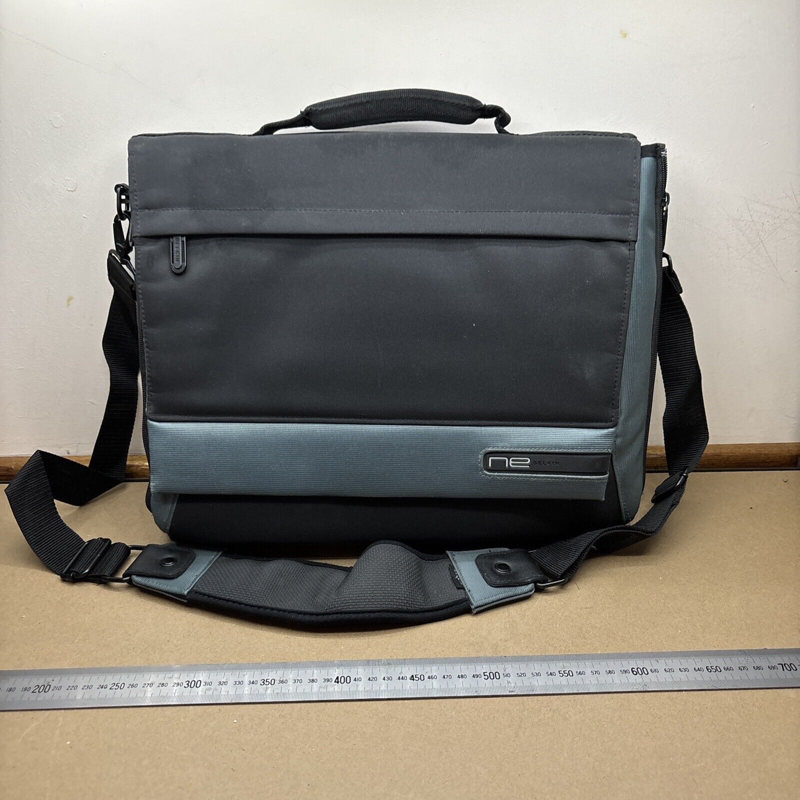 Belkin NE Laptop Notebook PC Bag With Thick Padded Multiple Compartmen Retro Unit