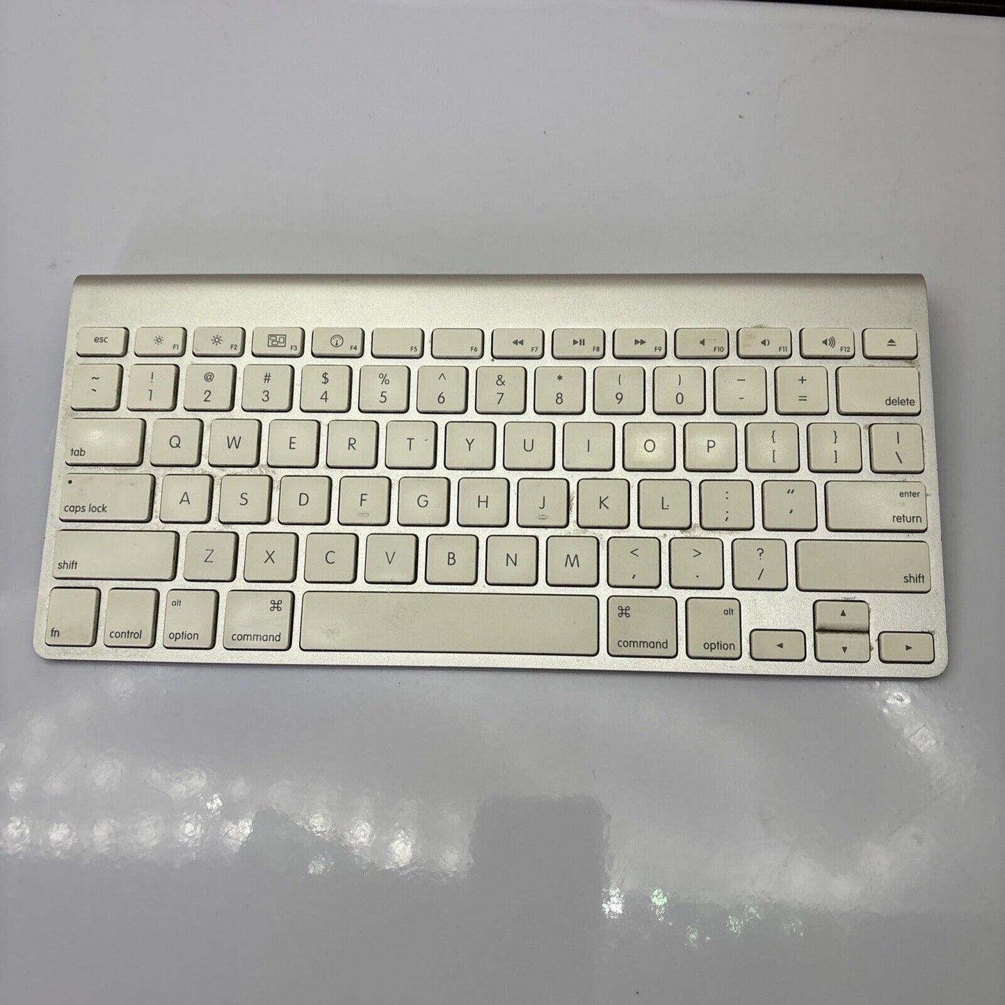 Apple Wireless Keyboard Bluetooth A1314 Silver *Missing Back Cover*