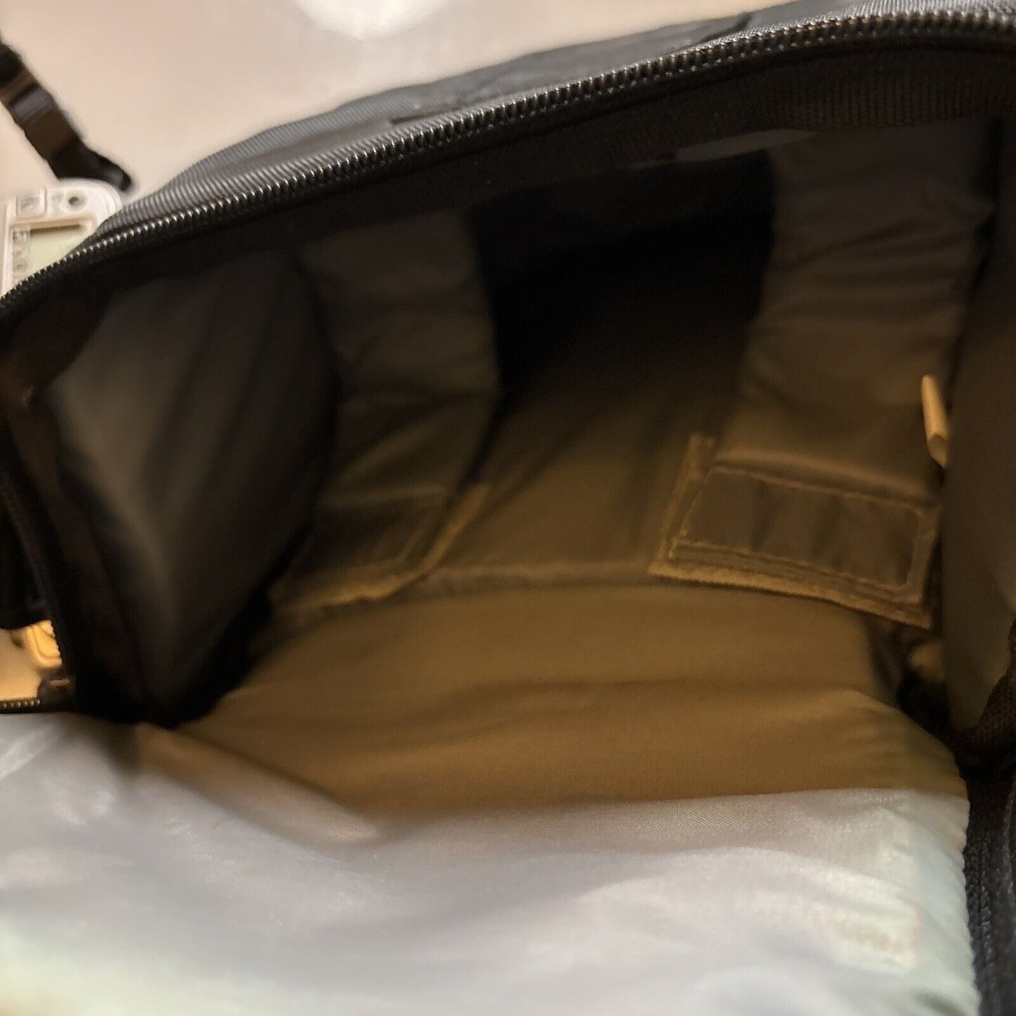 Minolta Dynax 404si SLR Film Camera With AF Zoom 35-80mm Lens And Lowepro Bag