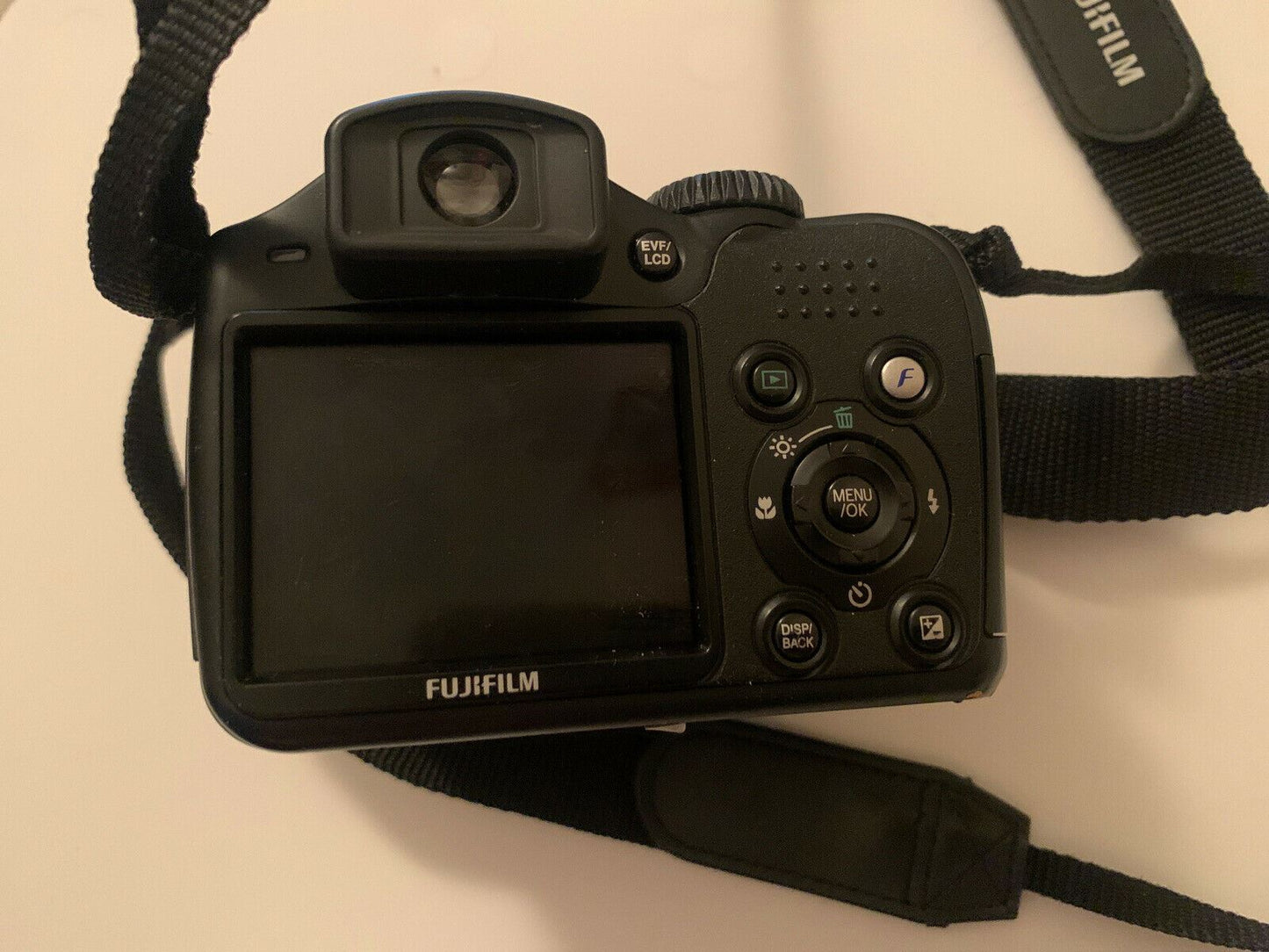 Fujifilm Finepix S5700 Digital Camera 7MP with Camera Bag