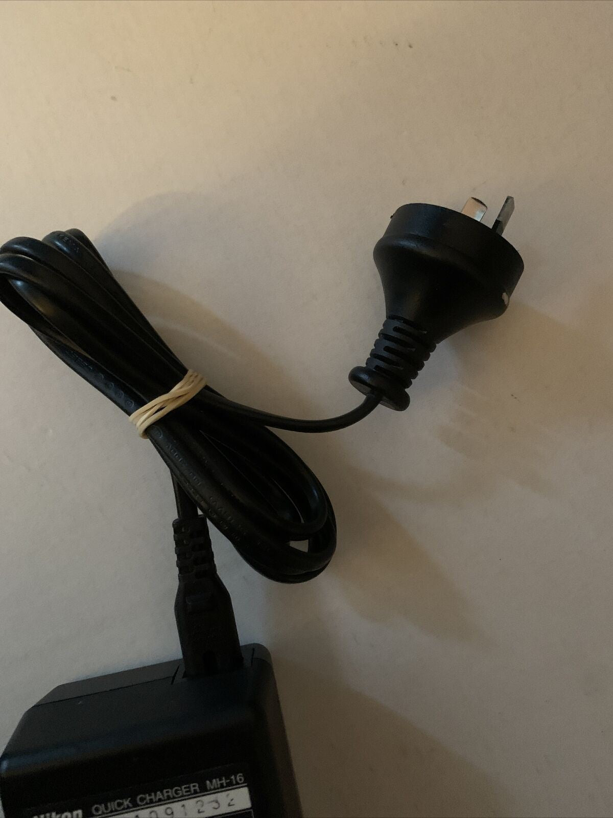 Genuine Nikon Quick Charger MH-16 Input: 100-240V Output: 8.7V 1.4A