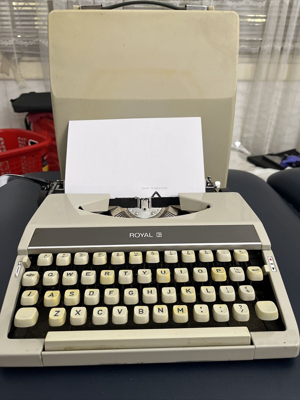 Vintage Royal 200 Portable Typewriter – Retro Unit