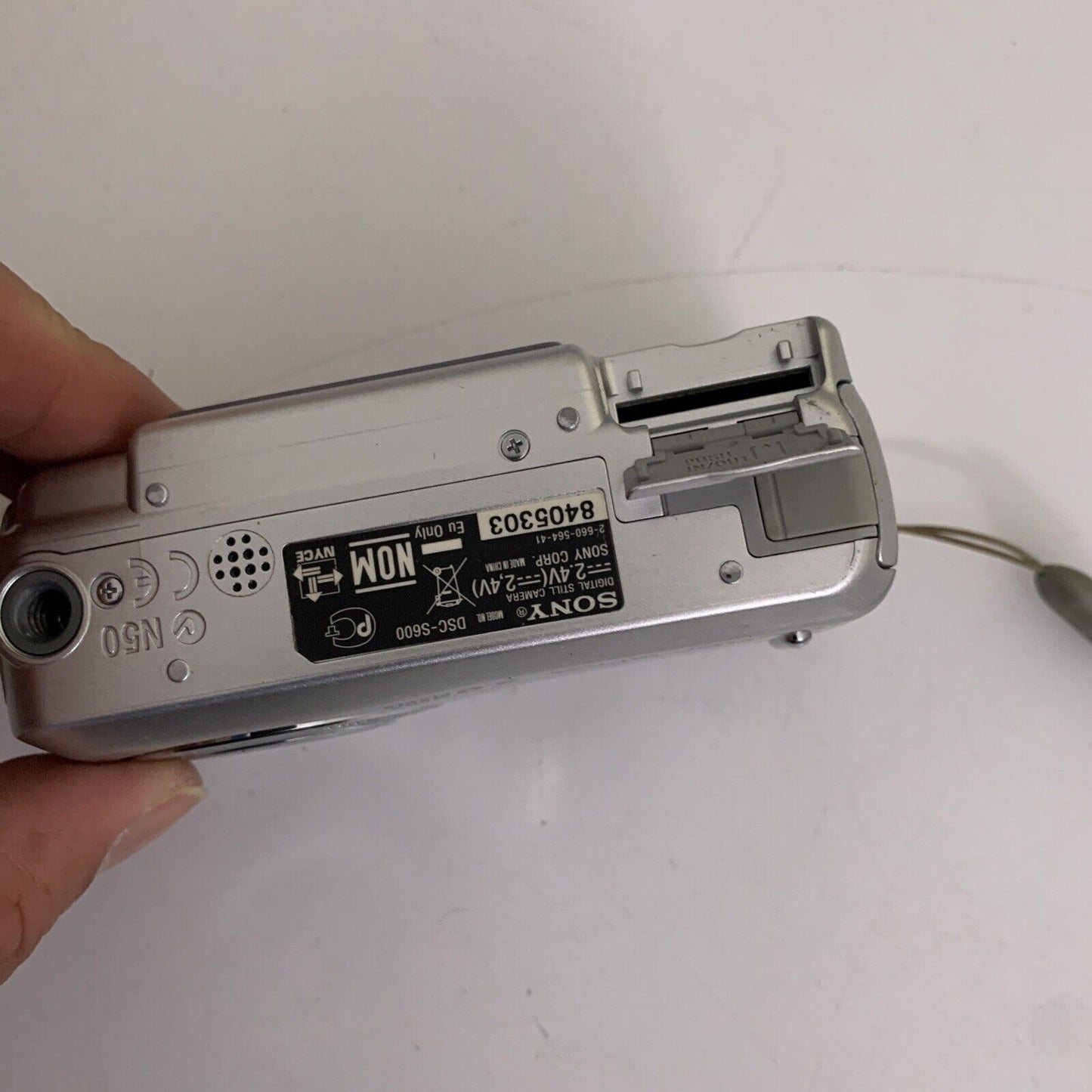 Sony Cyber-Shot DSC-S600 Digital Camera 6 MP 3x Optical Zoom