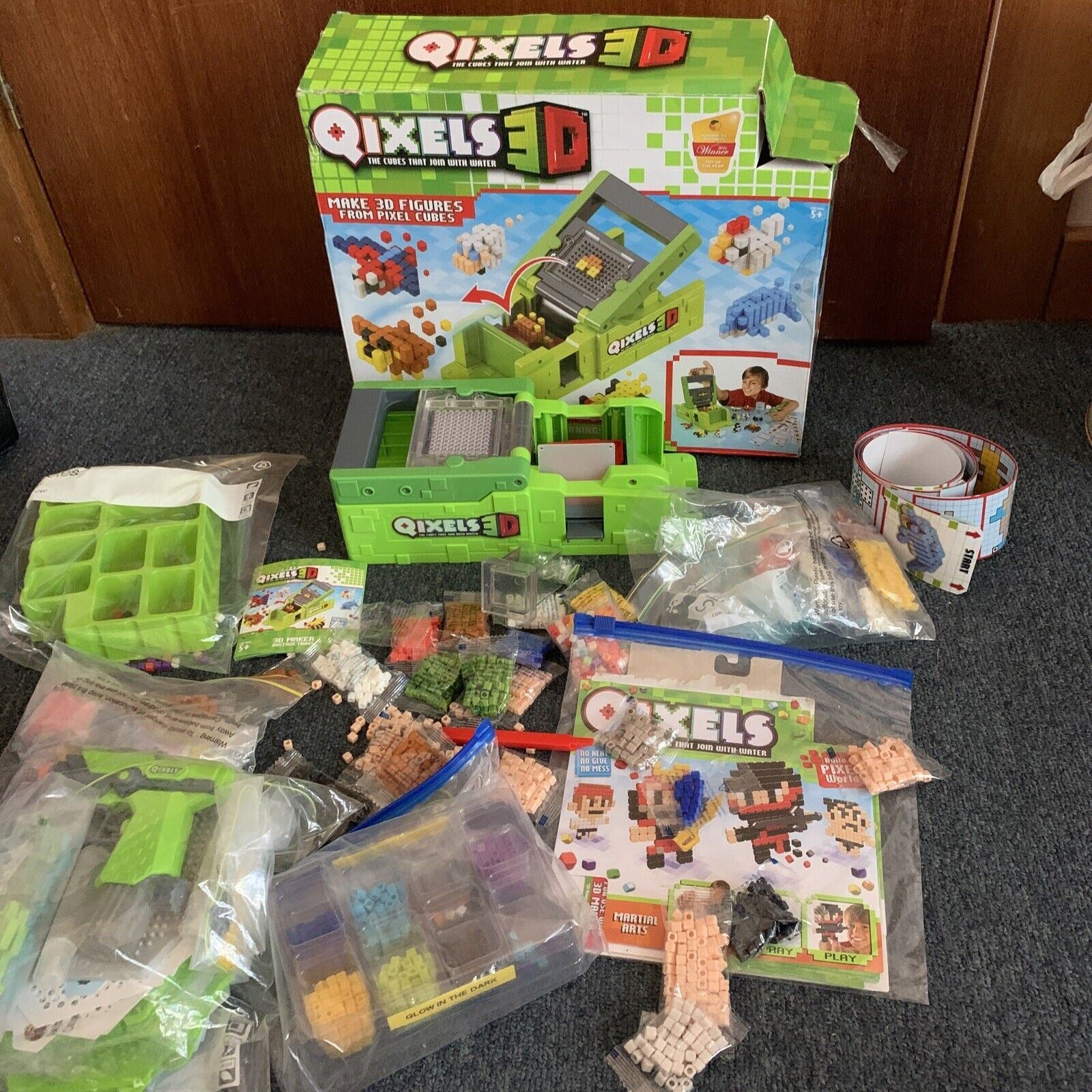 Qixels 3D Maker With Extra Qixels Retro Unit