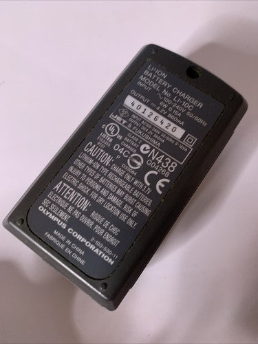 Genuine Olympus Li-ion Battery Charger LI-10C + Genuine Olympus LI-10B Battery