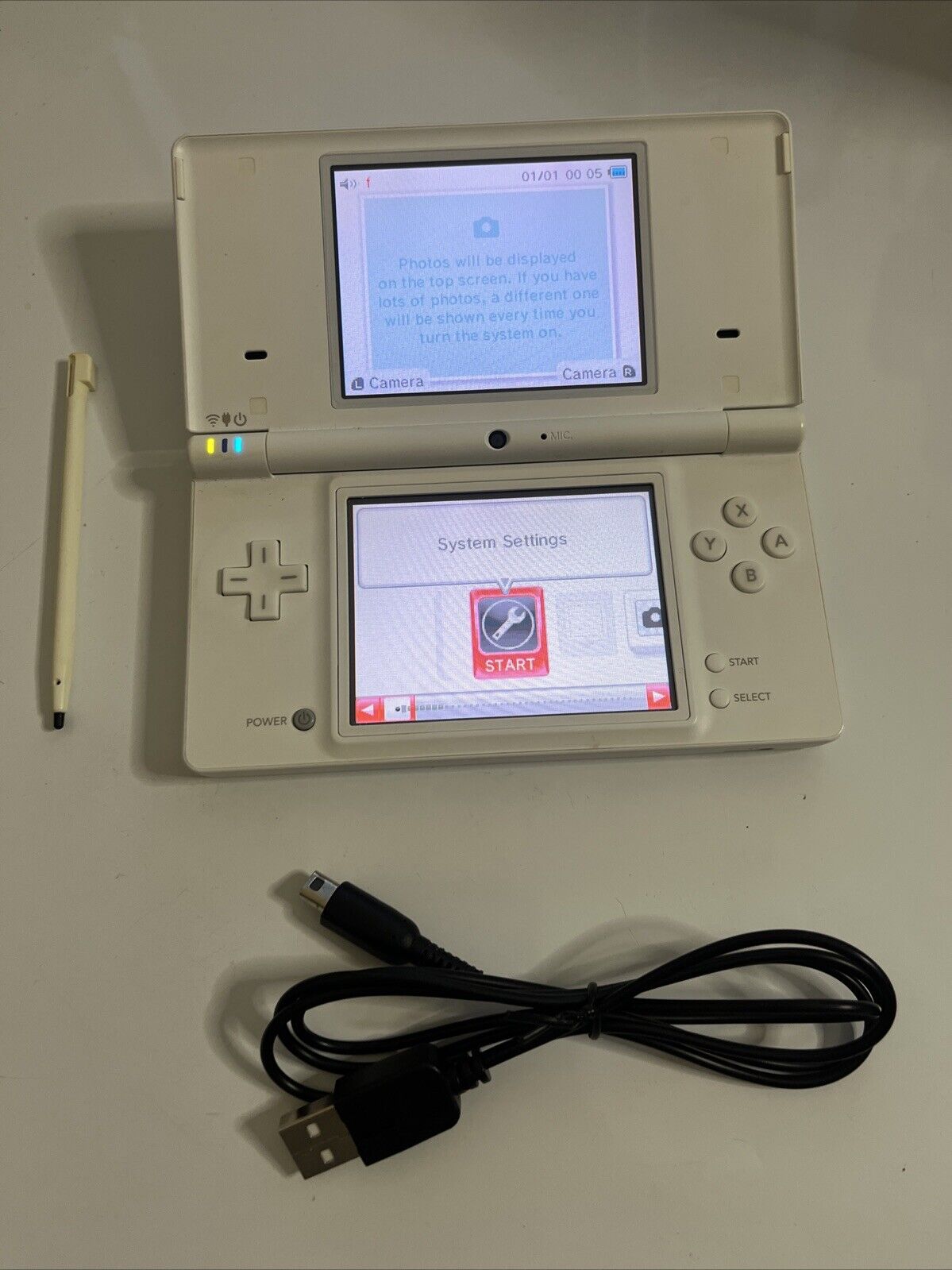 Nintendo DSi Console White Handheld System with USB Charger