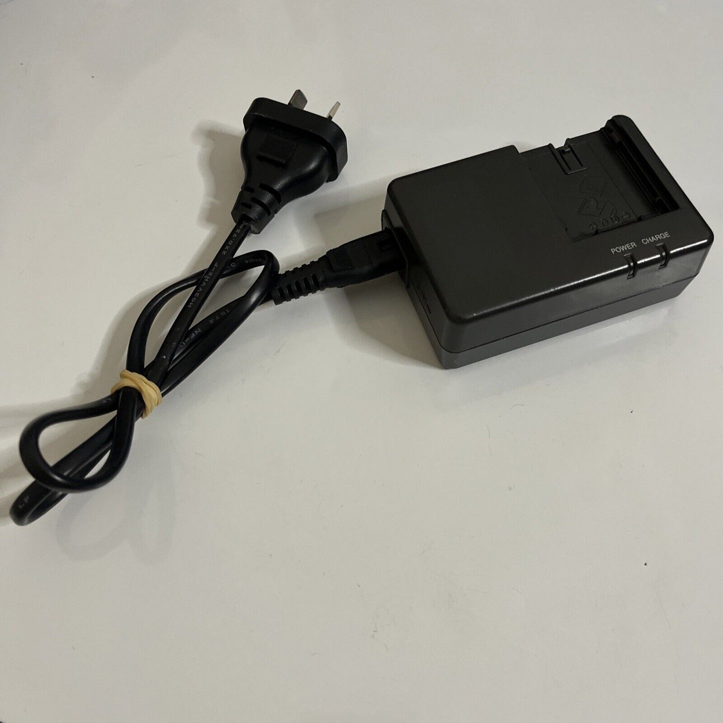 Genuine Hitachi DZ-ACS1 Battery Charger for Hitachi Video Camera Camcorder