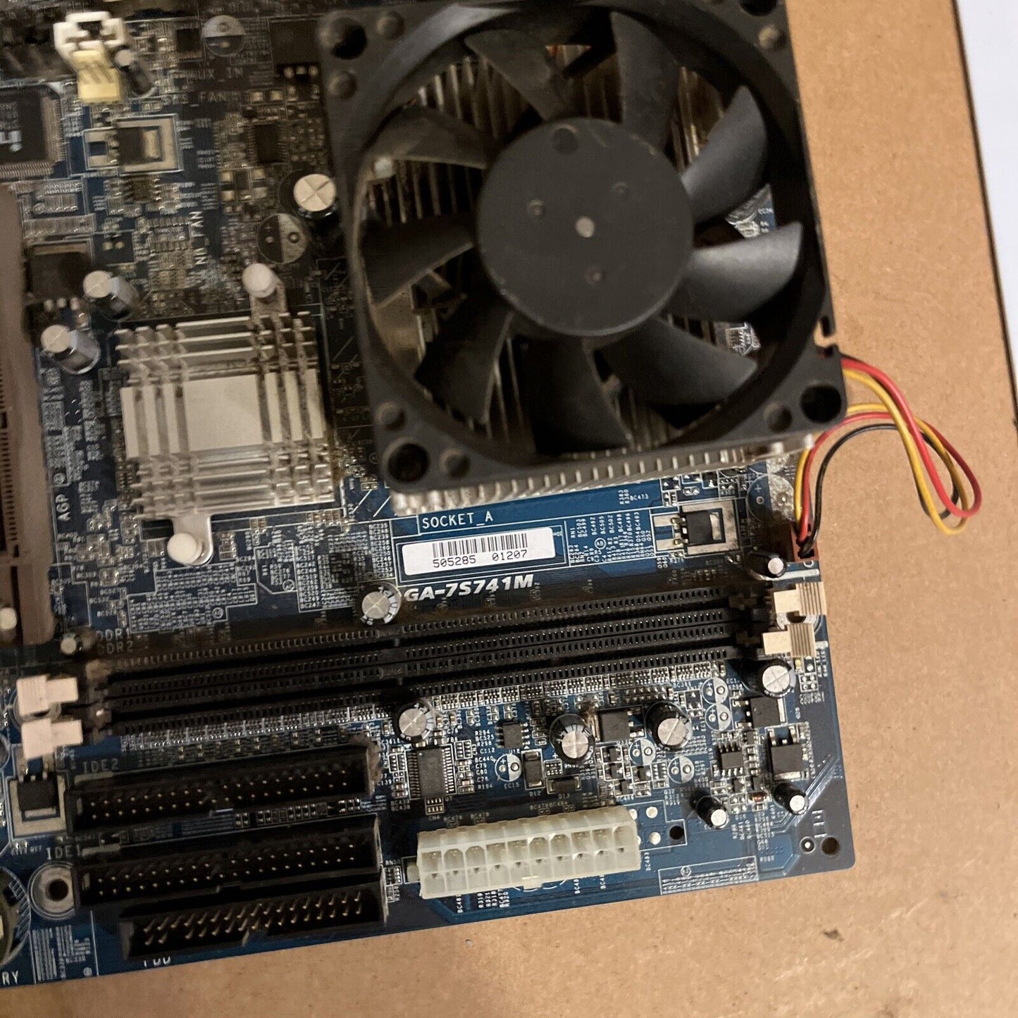 Gigabyte GA-7S741M MicroATX Motherboard CPU AMD 2800+ SDA2800DUT3D 2Ghz
