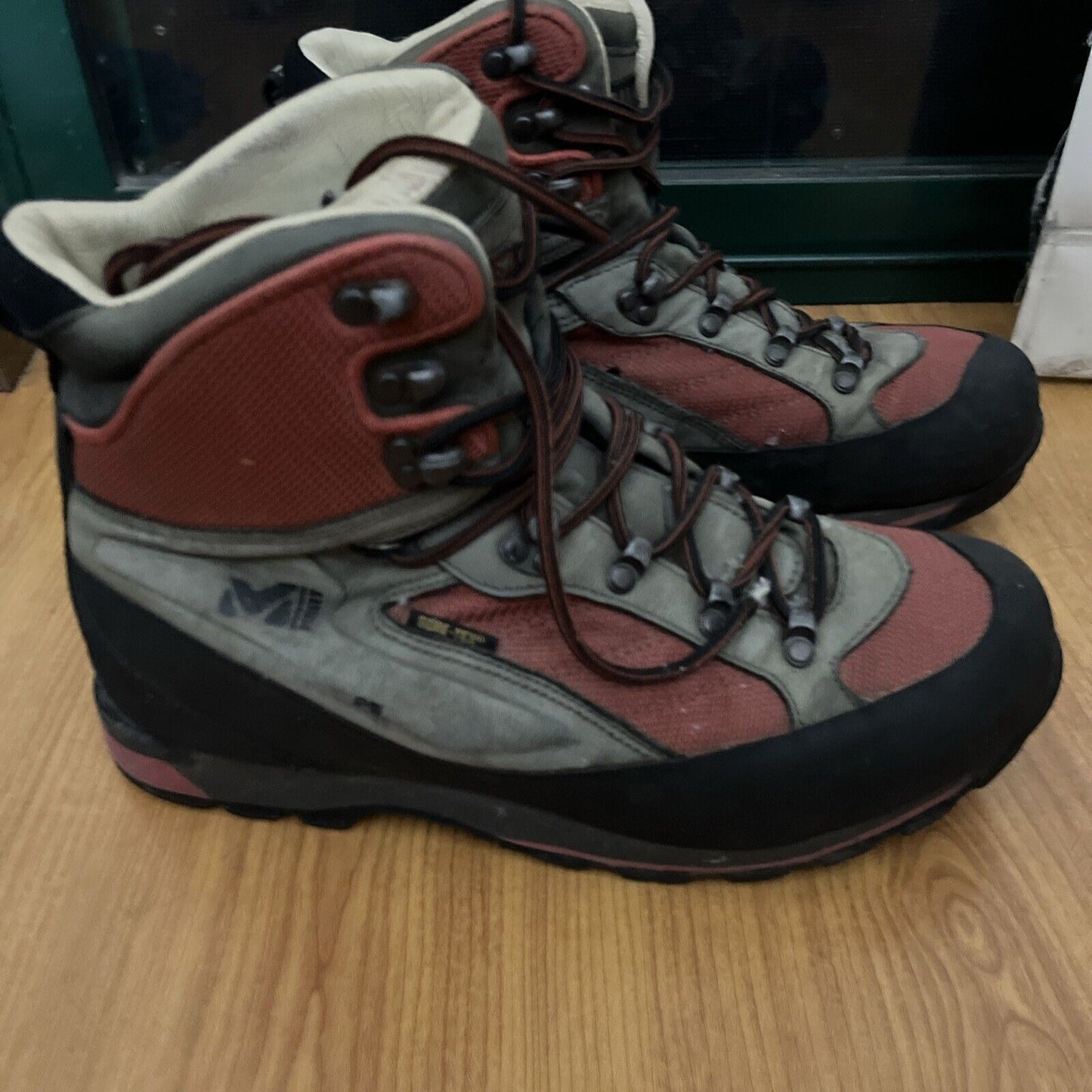 Millet Hiking Mountaineering Boot Waterproof Goretex Vibram Sole UK 8.5 CA32582