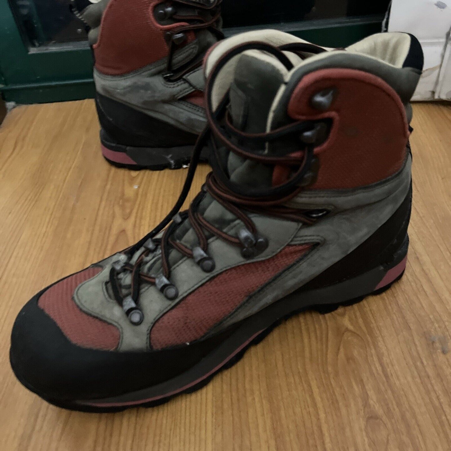 Millet Hiking Mountaineering Boot Waterproof Goretex Vibram Sole UK 8.5 CA32582