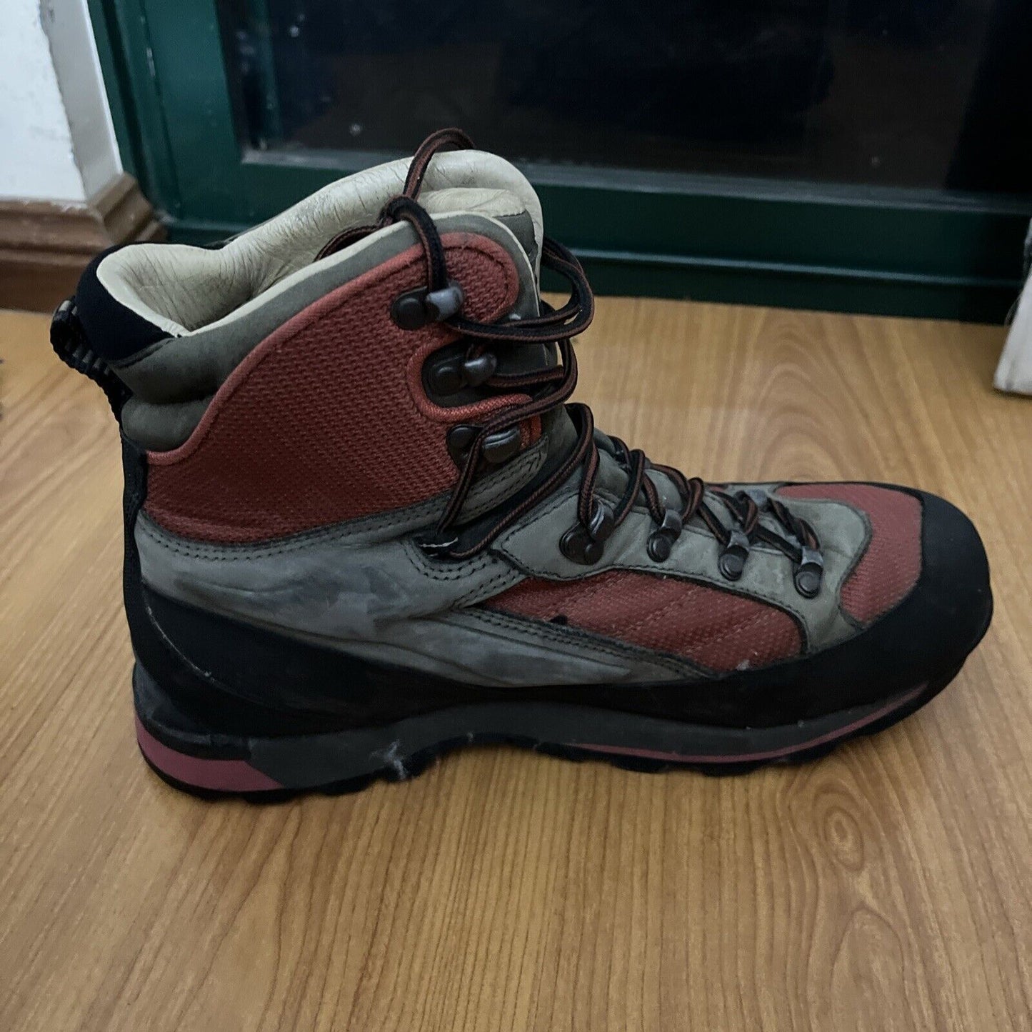 Millet Hiking Mountaineering Boot Waterproof Goretex Vibram Sole UK 8.5 CA32582
