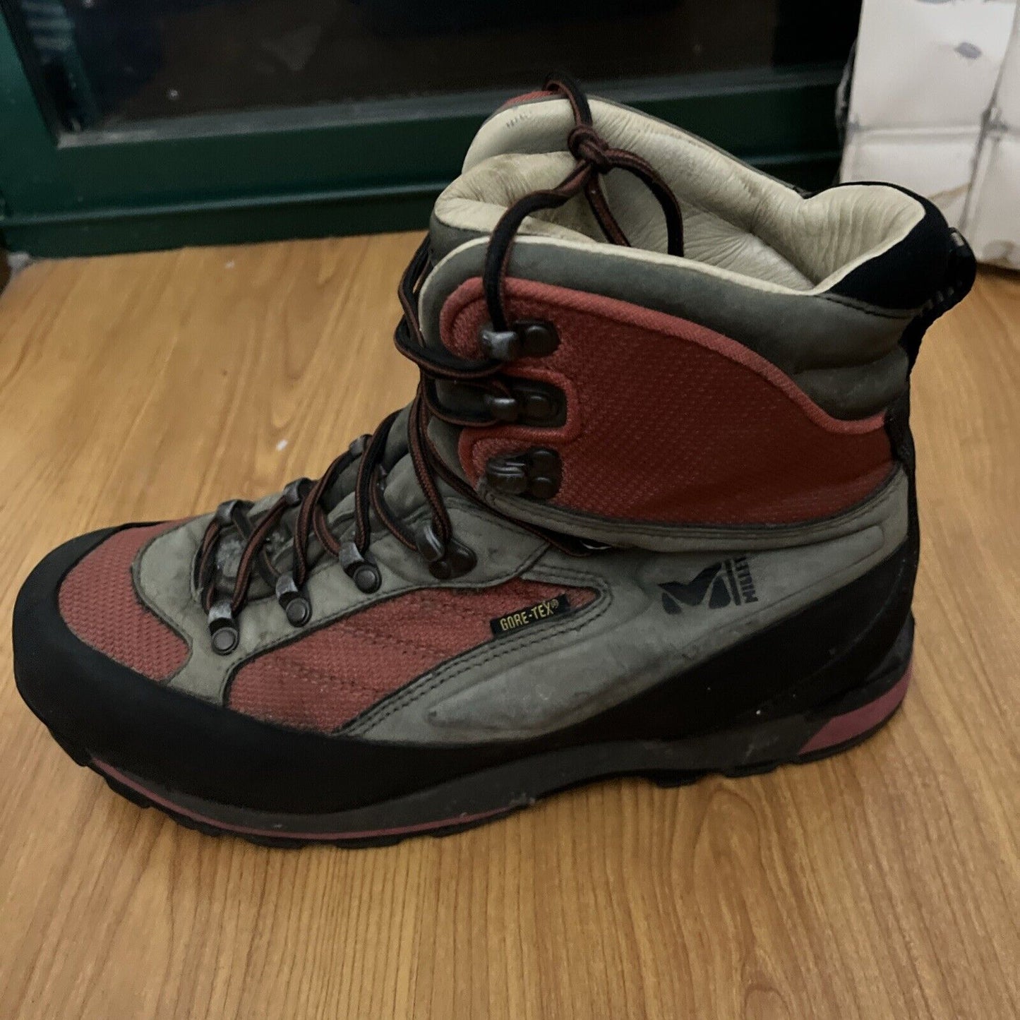 Millet Hiking Mountaineering Boot Waterproof Goretex Vibram Sole UK 8.5 CA32582