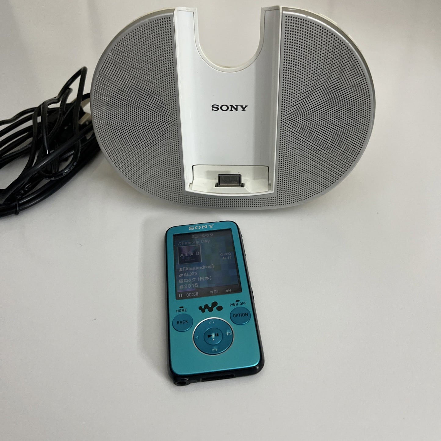 Sony Walkman MP3 4GB Media Player NW-S638F Active Portable Speakers Dock