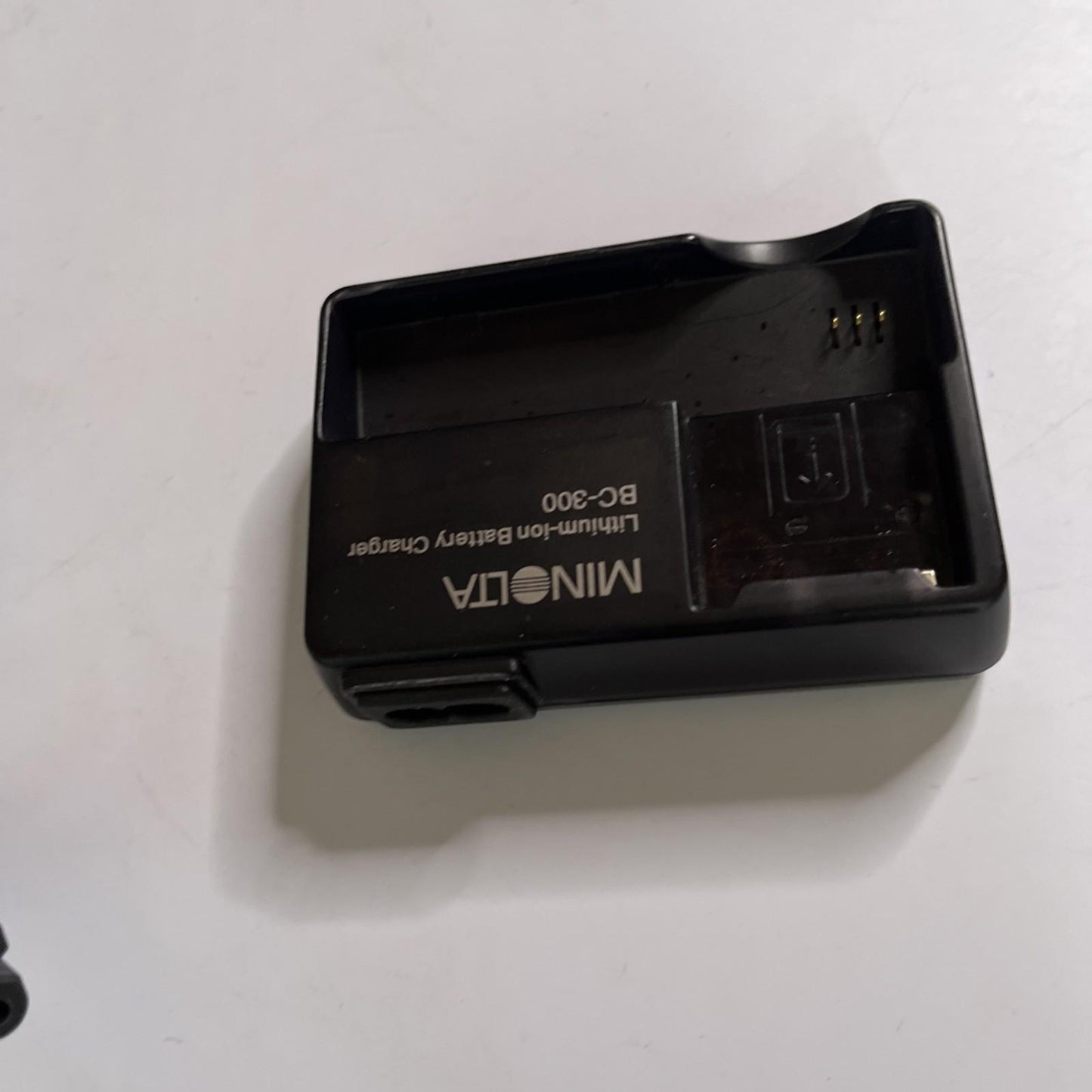 Genuine  Minolta BC-300 Battery Charger for Dimage X, Xi, Xt, NP-200 Battery